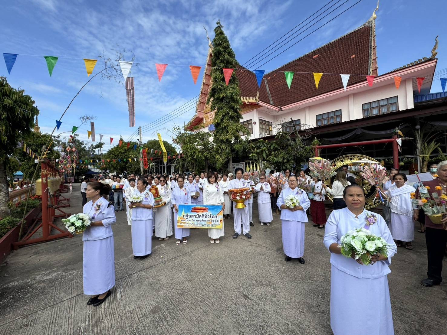 ภาพร่วมขบวนกฐินวัดศรีบุญเรือง