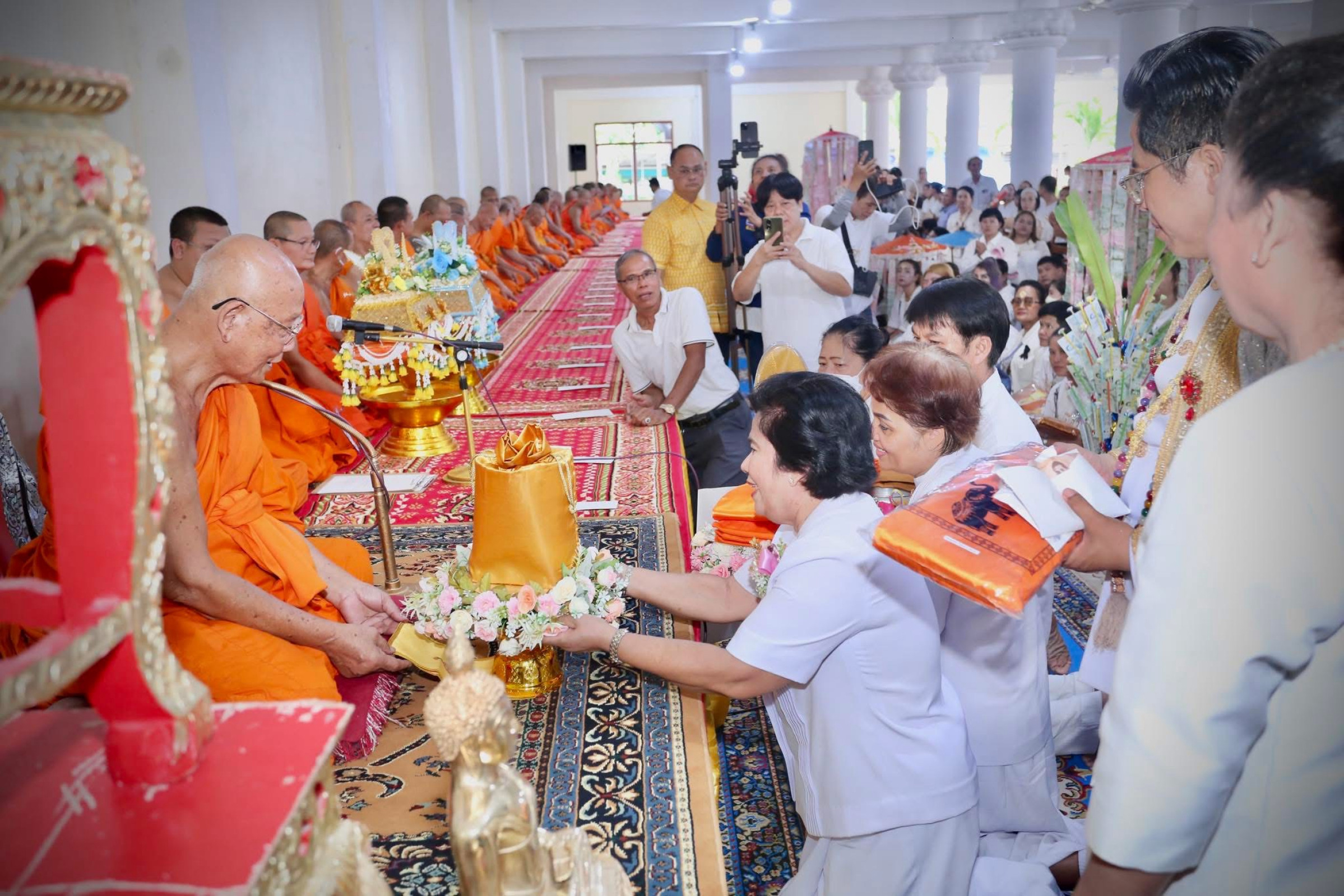 ภาพการถวายปัจจัยวัดหัวกระบือ