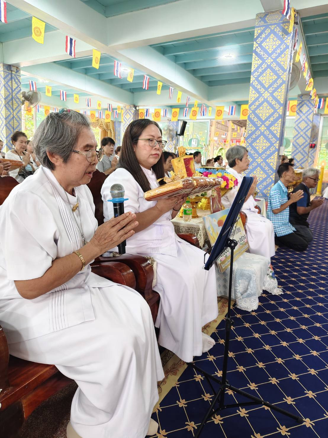 ภาพหมู่ถือพานถวายปัจจัยวัดลาดเมธังกร(ลาด)