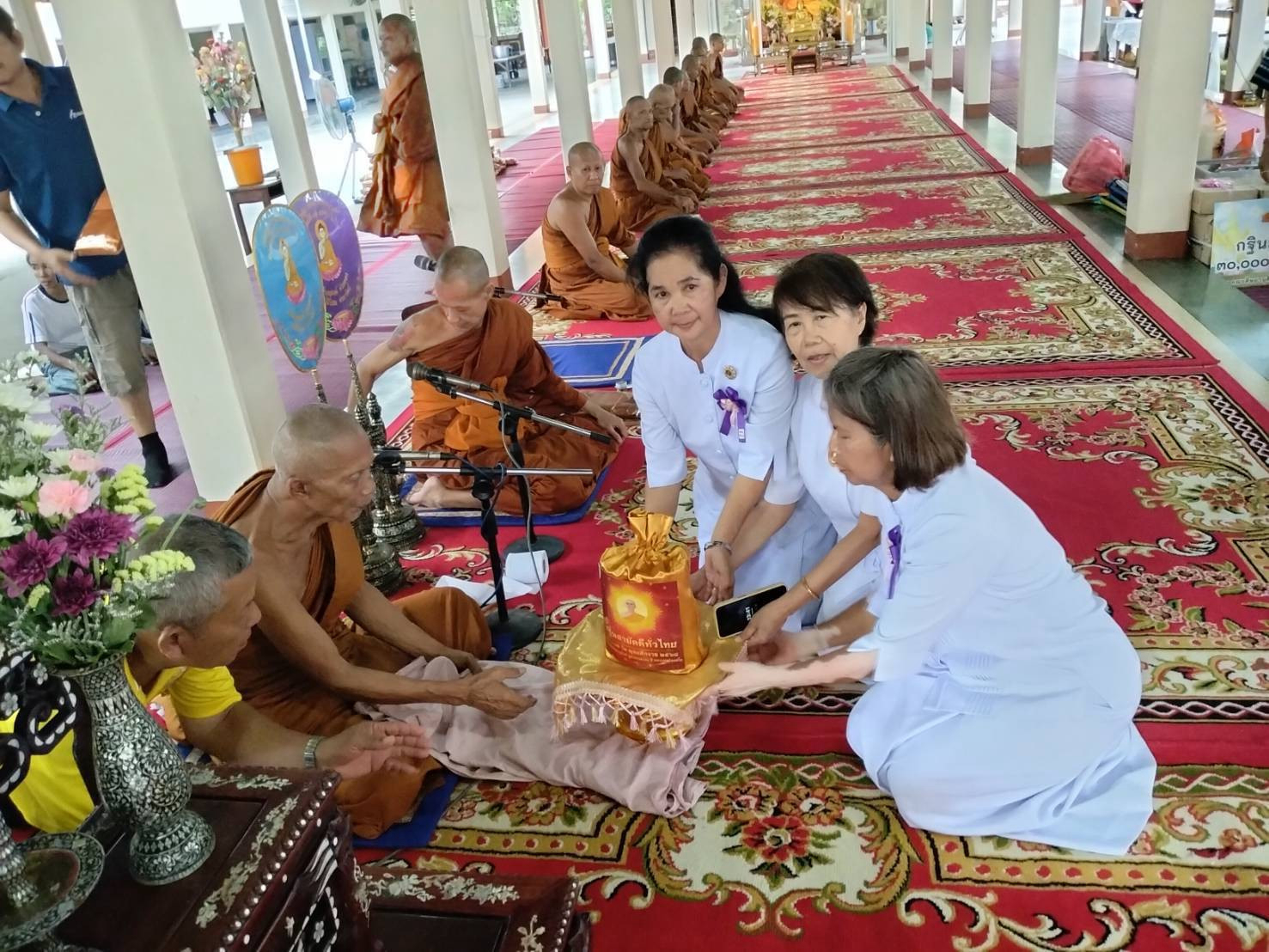 ภาพการถวายปัจจัยวัดโคกเกตุบุญญศิริ