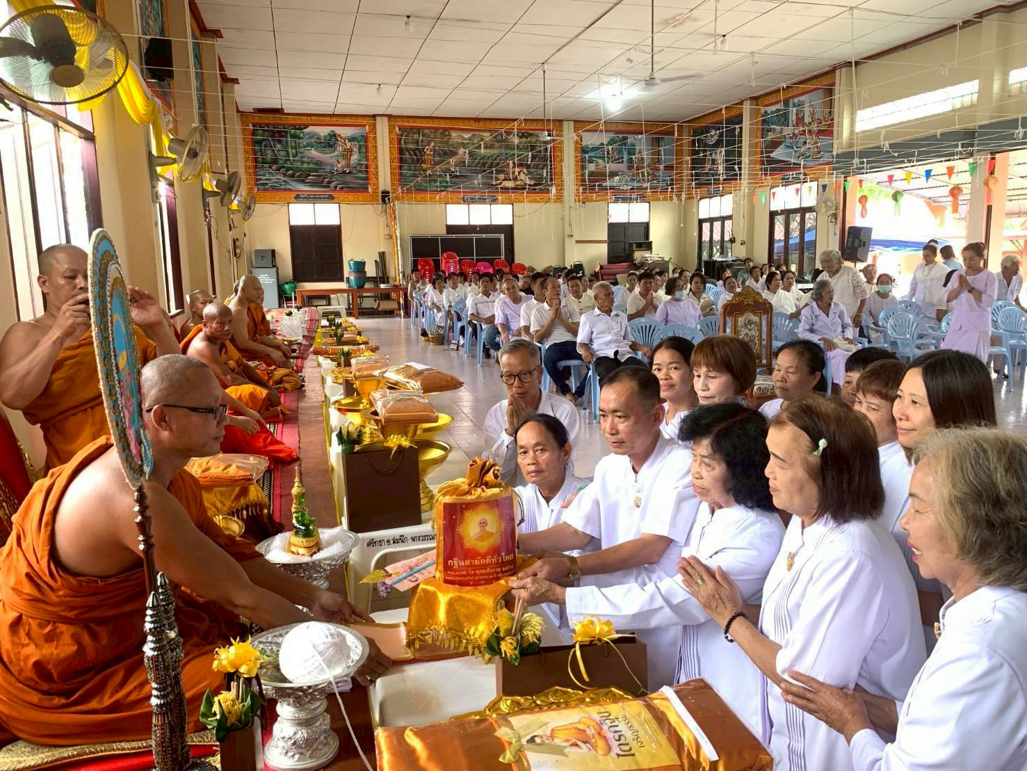 ภาพการถวายปัจจัยวัดนากว้าว