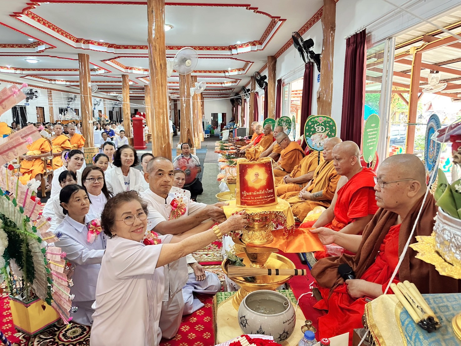 ภาพการถวายปัจจัยวัดแม่สรวยหลวง
