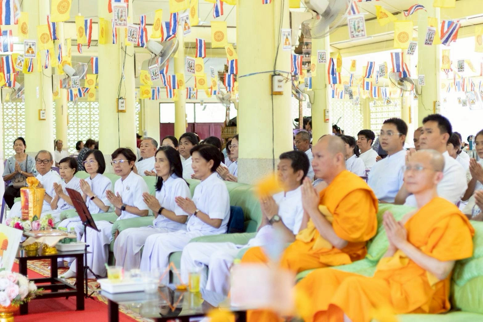 ภาพร่วมพิธีกรรมวัดโพธิ์ศรี