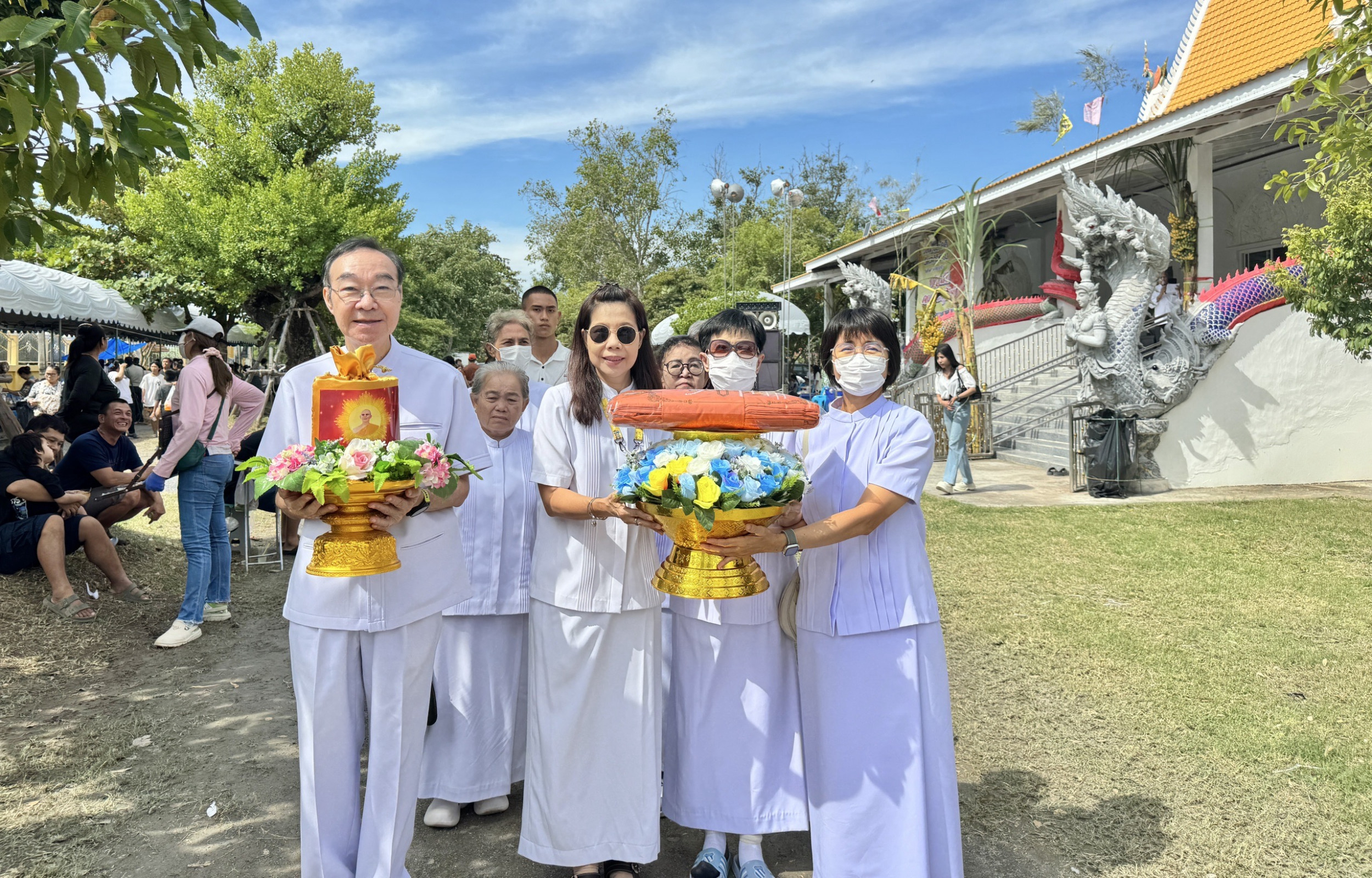 ภาพหมู่ถือพานถวายปัจจัยวัดบวรศิริธรรม