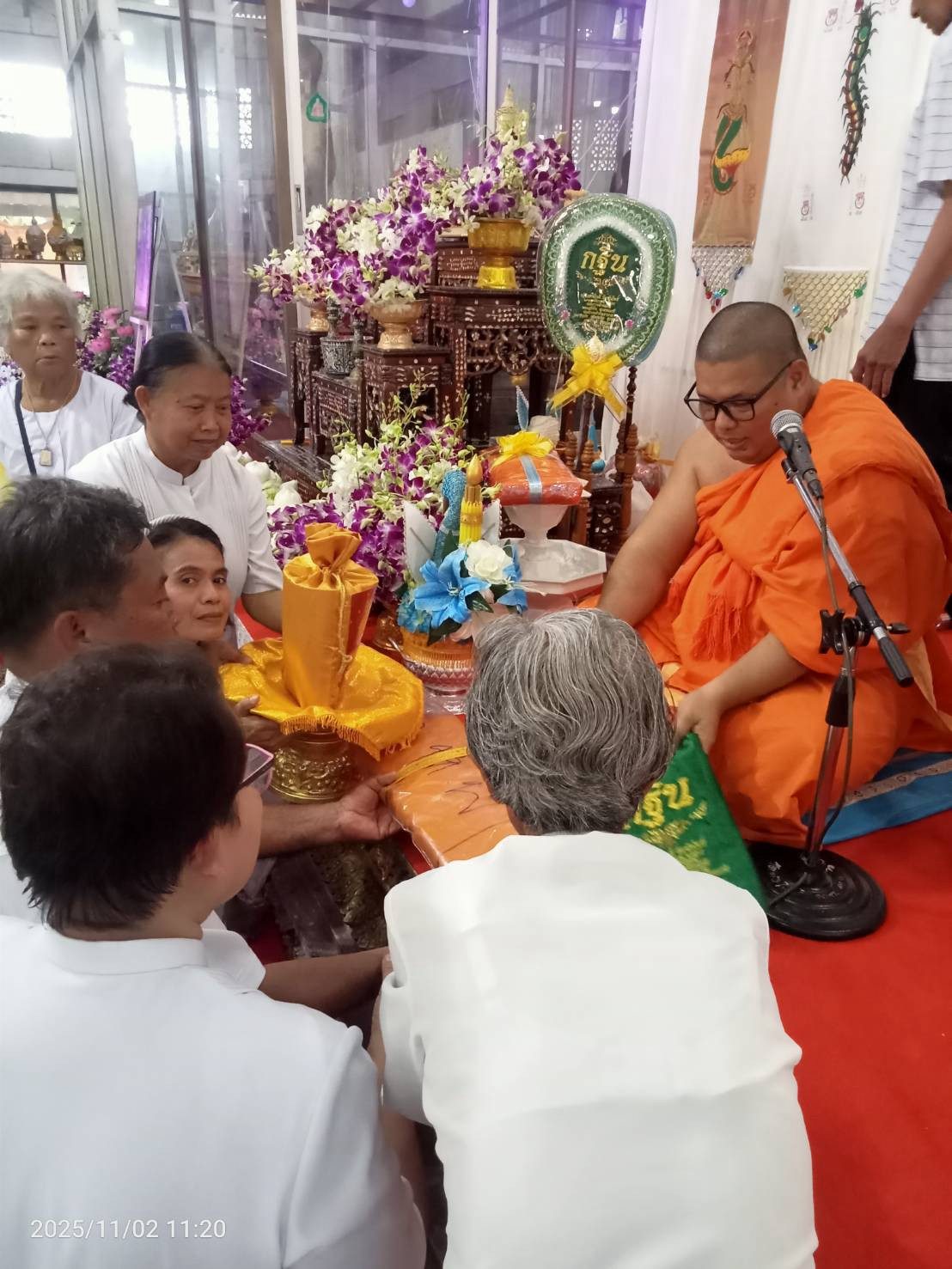 ภาพการถวายปัจจัยวัดหัวโพธิ์