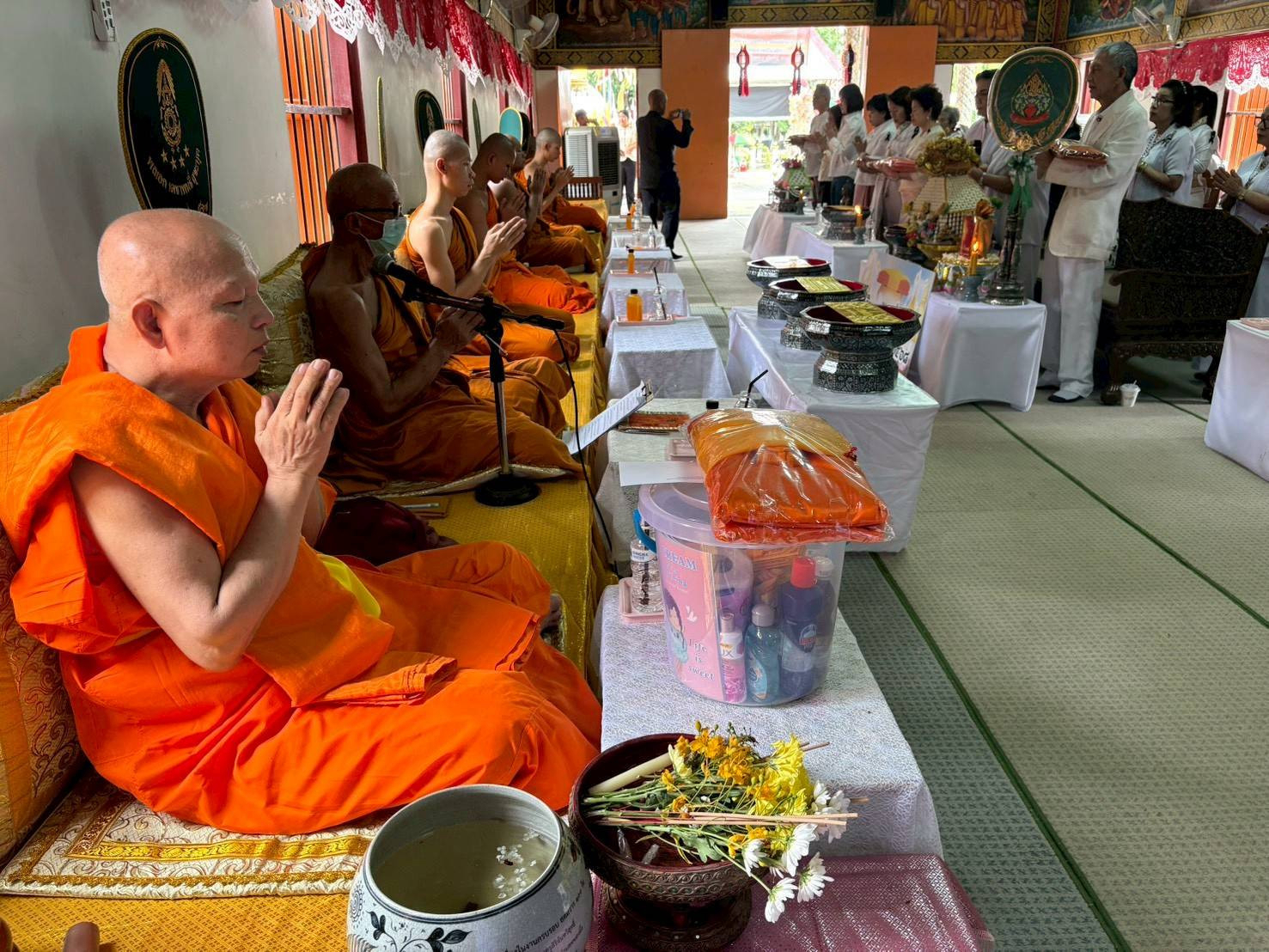 ภาพร่วมพิธีกรรมวัดสันคือ