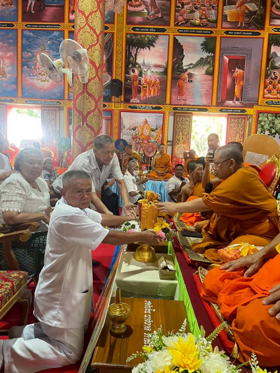 ภาพการถวายปัจจัยวัดสุวรรณบรรพต