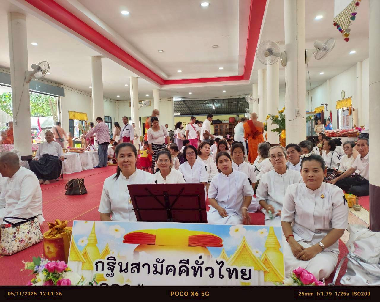 ภาพหมู่ถือพานถวายปัจจัยสำนักสงฆ์วิปัสสนามอญ