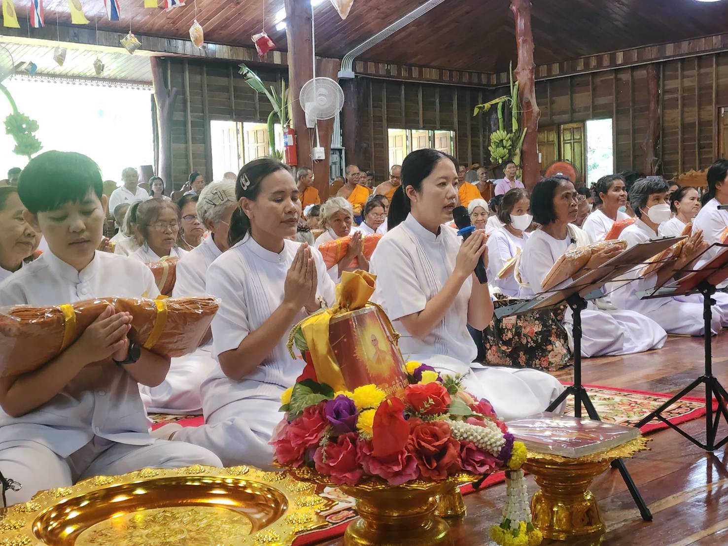 ภาพร่วมพิธีกรรมวัดบ้านแสลงพัน