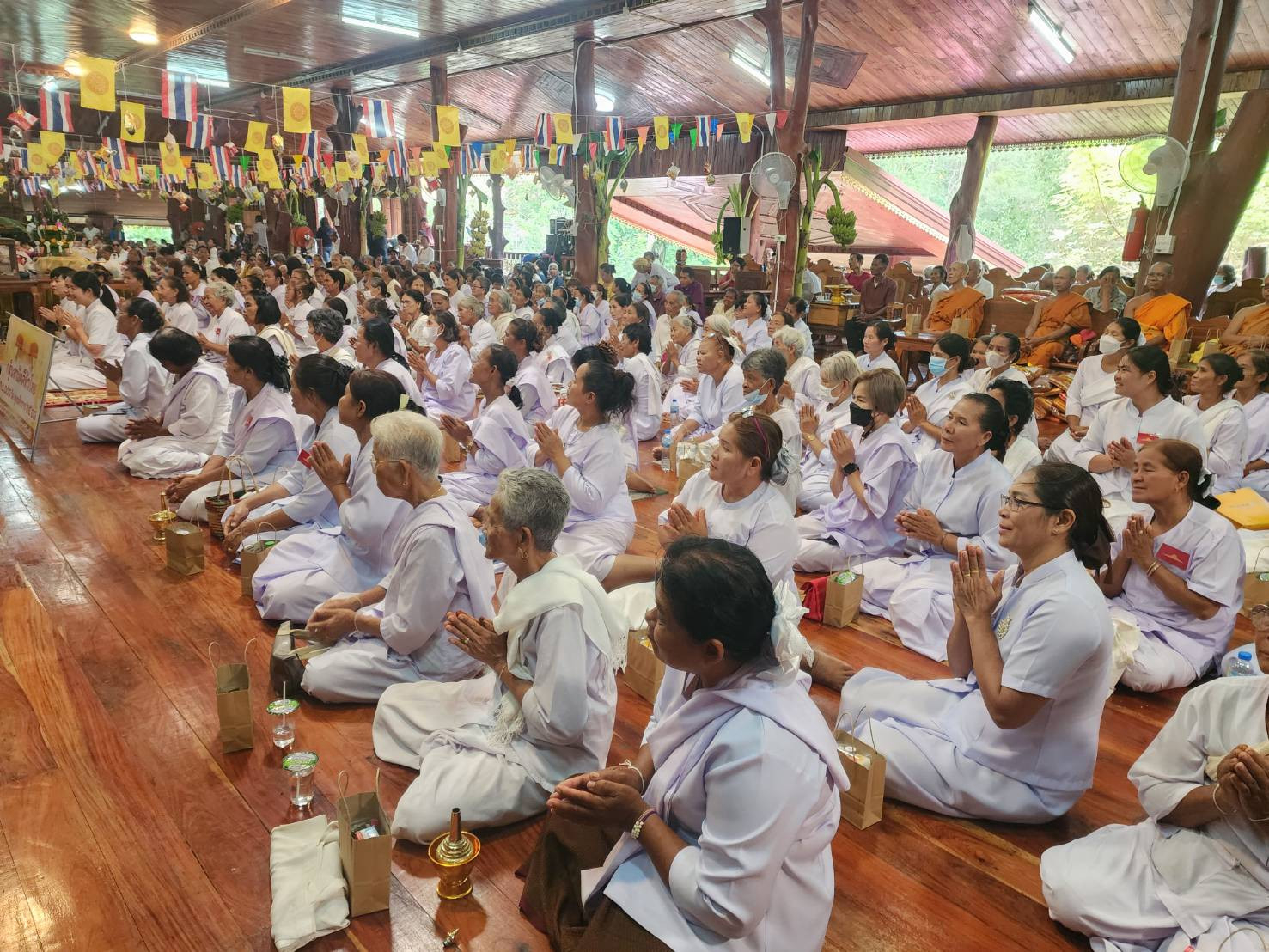 ภาพร่วมพิธีกรรมวัดบ้านแสลงพัน
