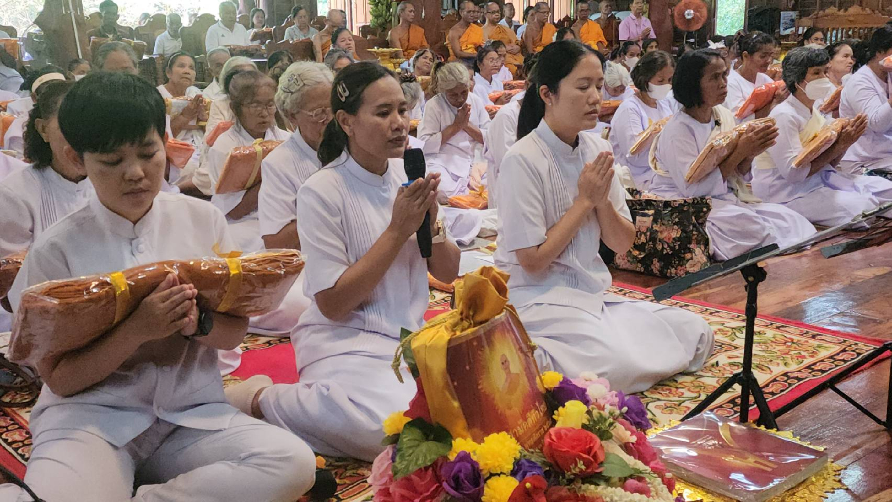 ภาพร่วมพิธีกรรมวัดบ้านแสลงพัน