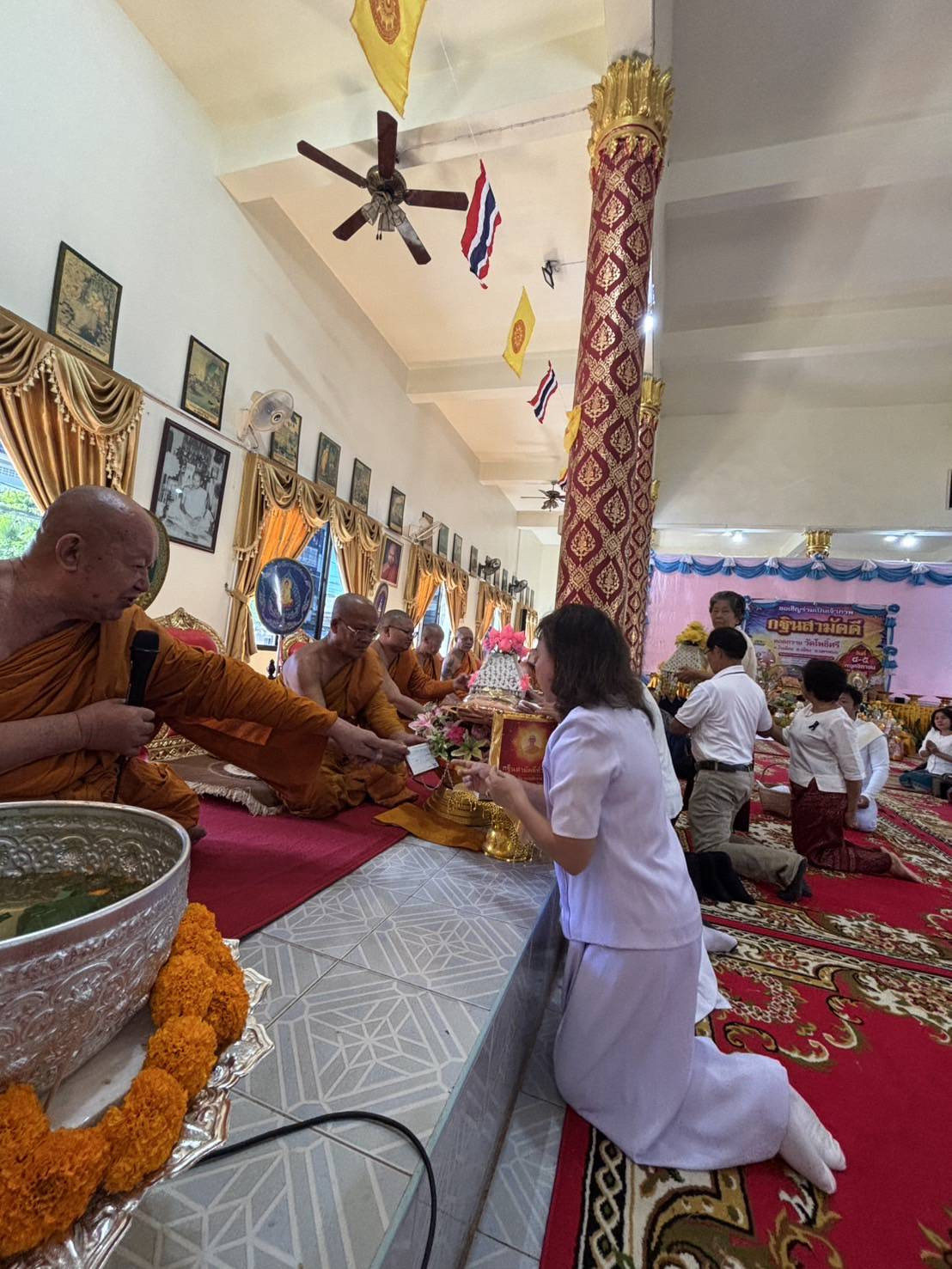 ภาพการถวายปัจจัยวัดโพธิ์ศรี