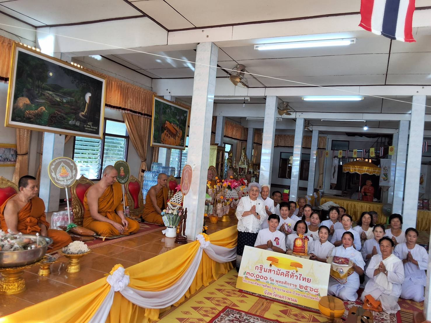 ภาพหมู่ถือพานถวายปัจจัยวัดโพธิ์ชัย