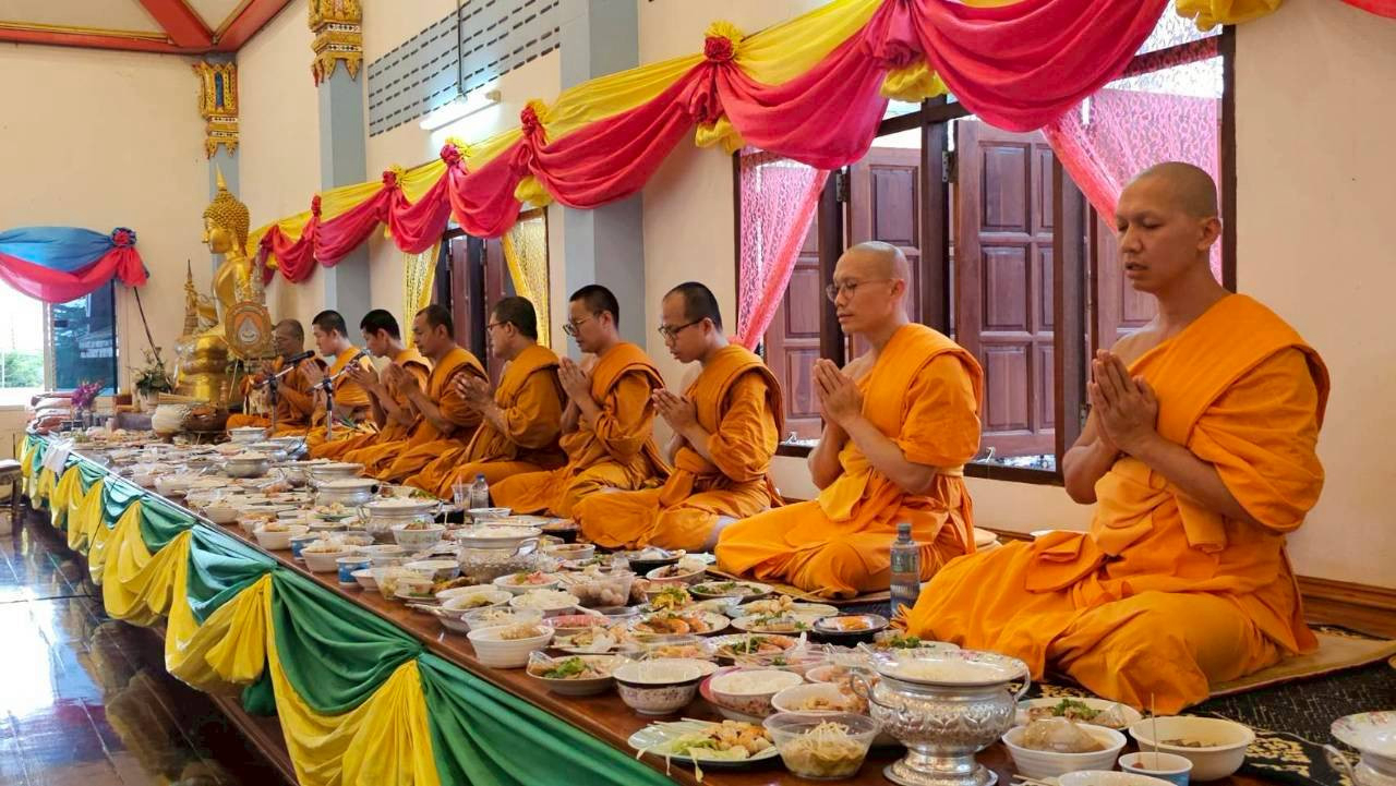 ภาพร่วมพิธีกรรมวัดบัวหลวง