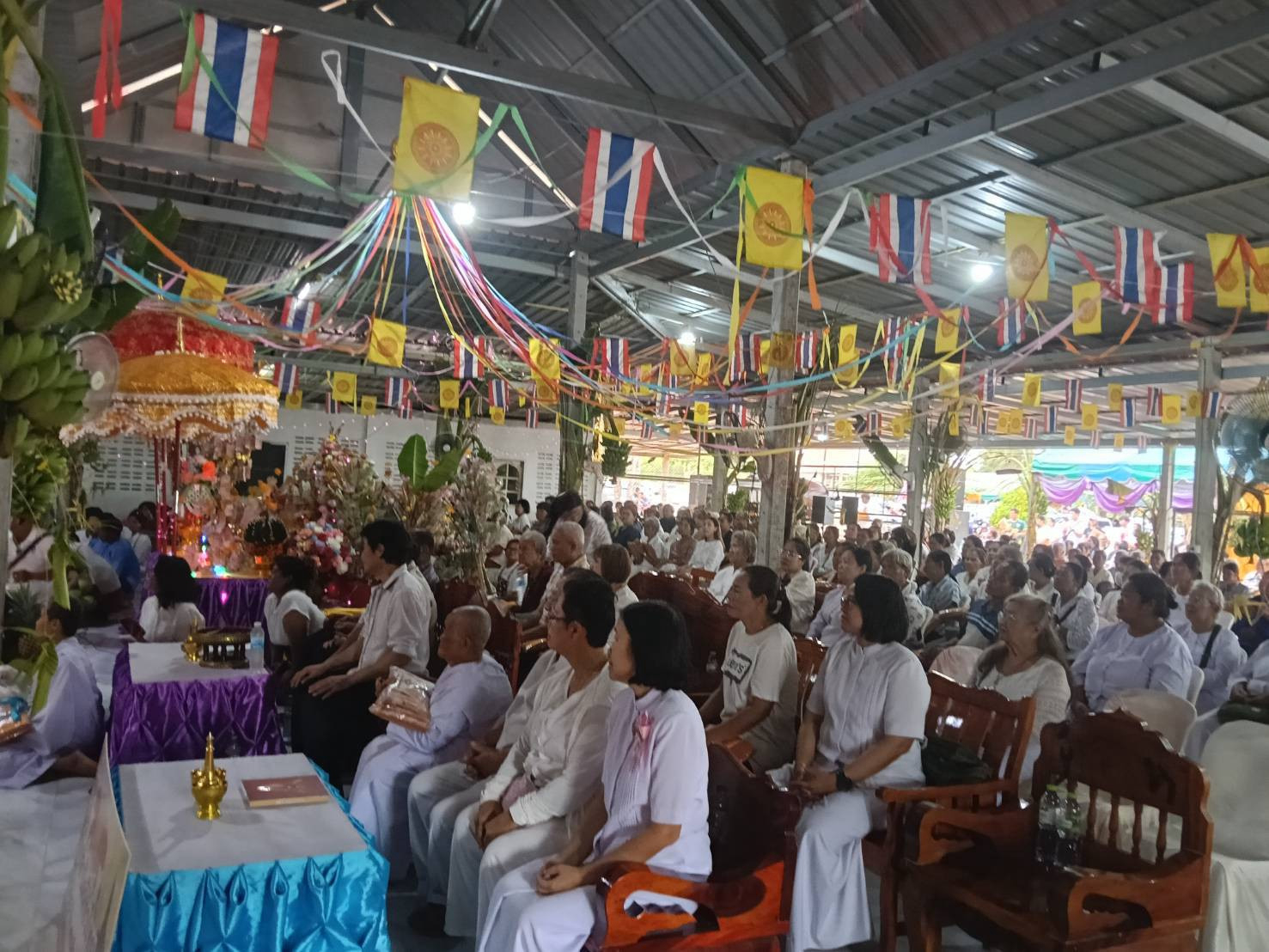 ภาพร่วมพิธีกรรมที่พักสงฆ์แสงทอง