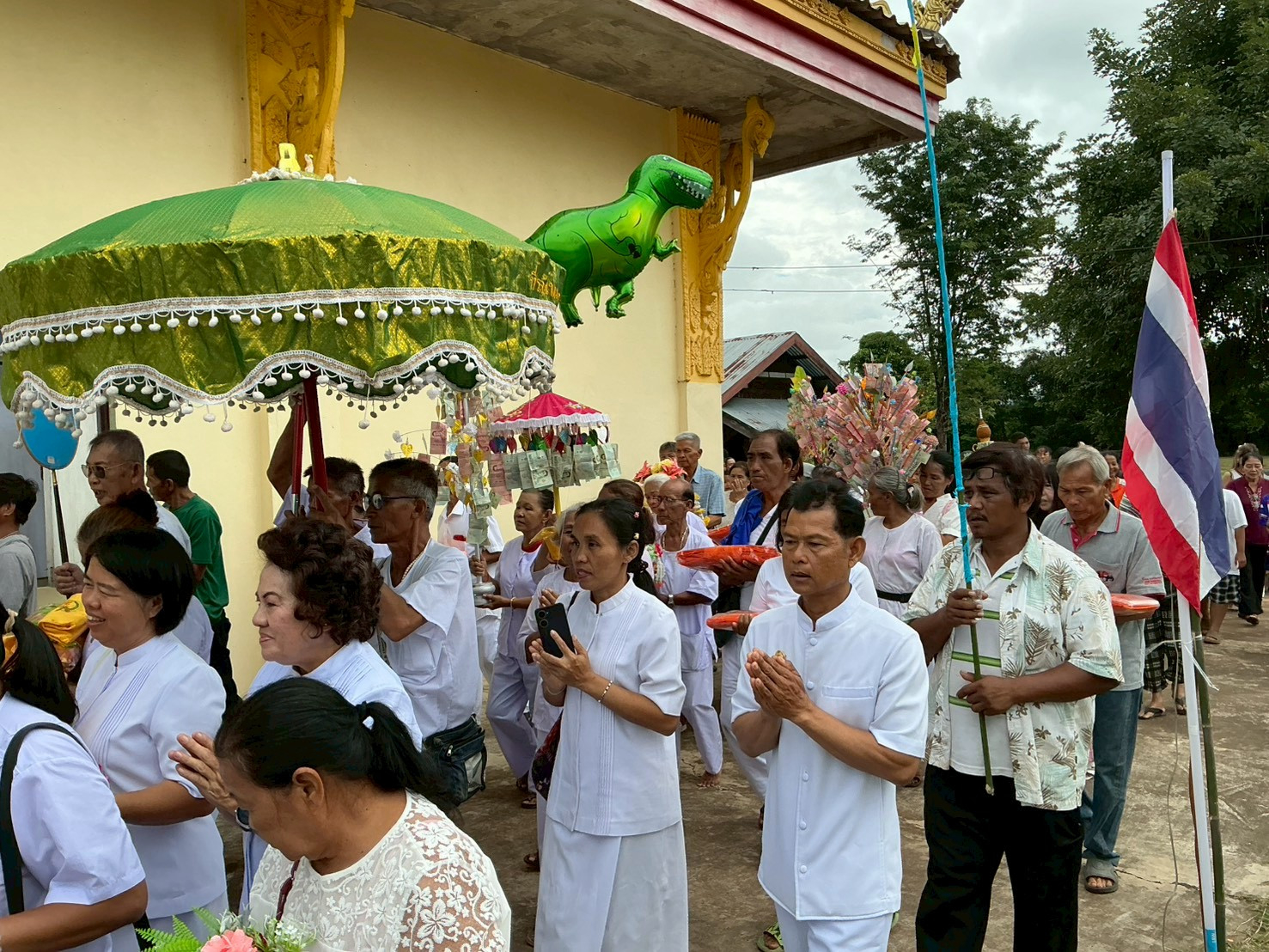 ภาพร่วมพิธีกรรมวัดเนินสำราญสามัคคีธรรม