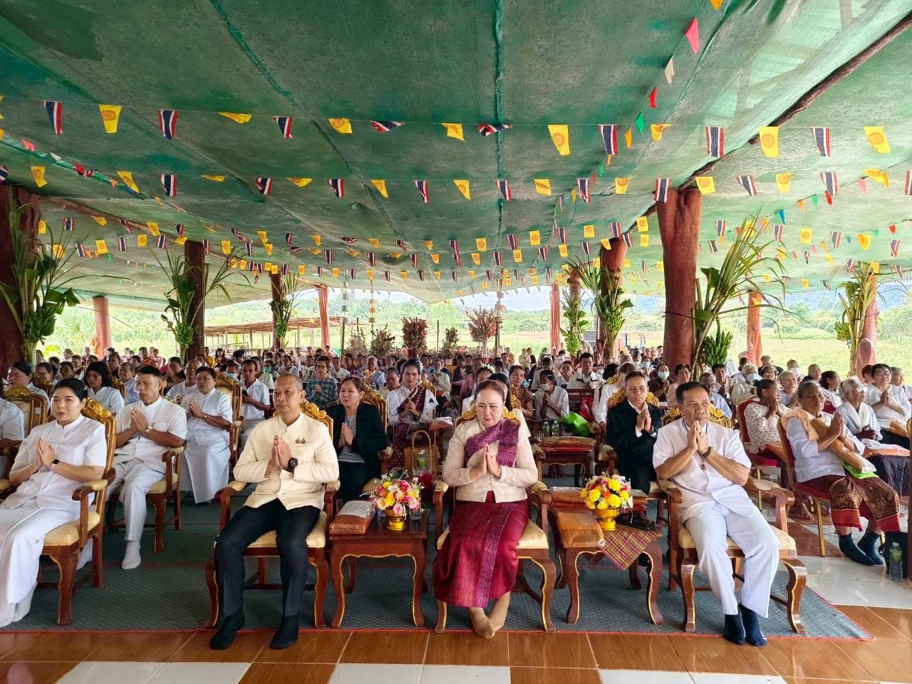 ภาพหมู่ถือพานถวายปัจจัยวัดป่าท่าช้าง