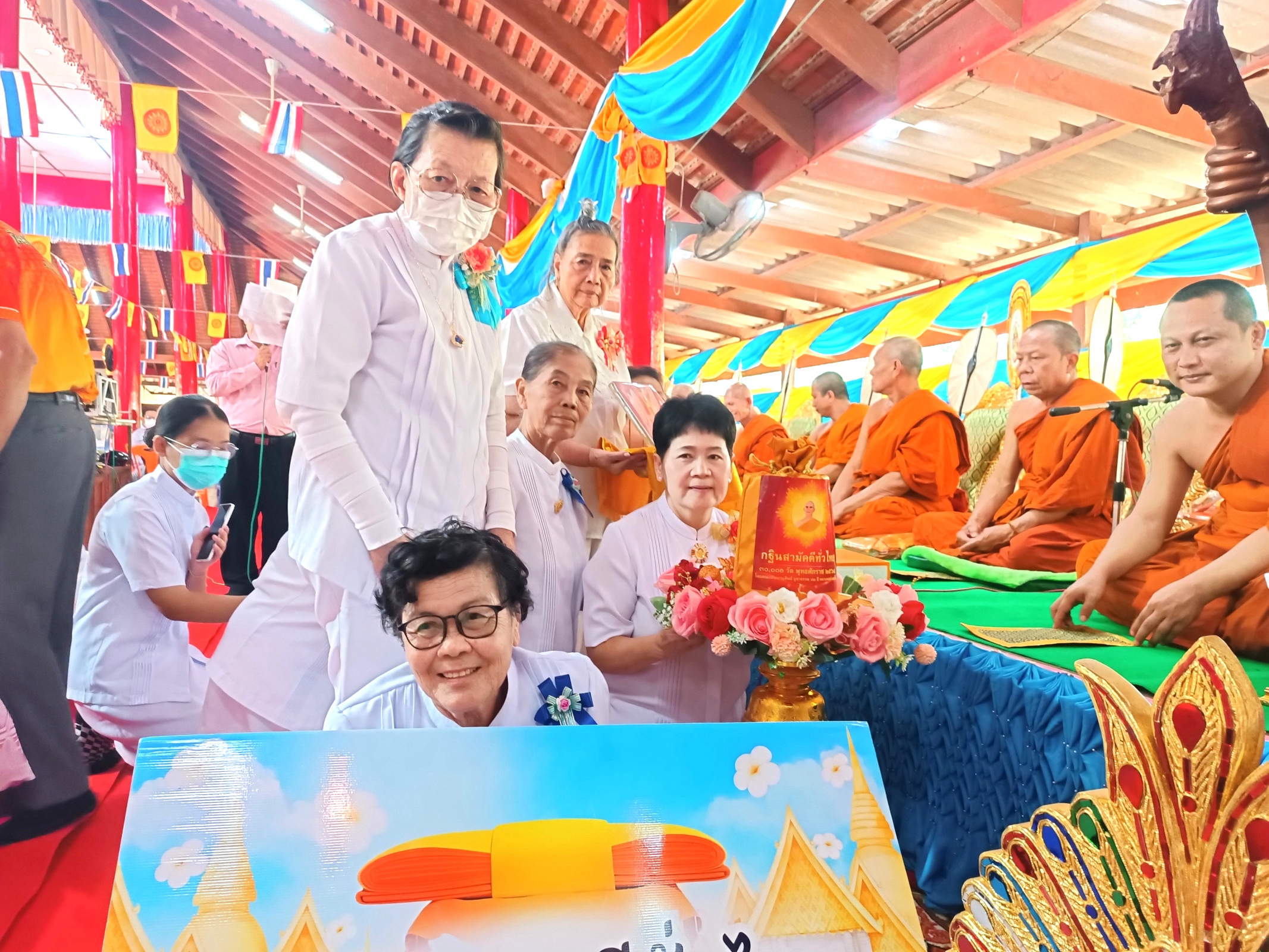 ภาพหมู่ถือพานถวายปัจจัยวัดท่าทอง