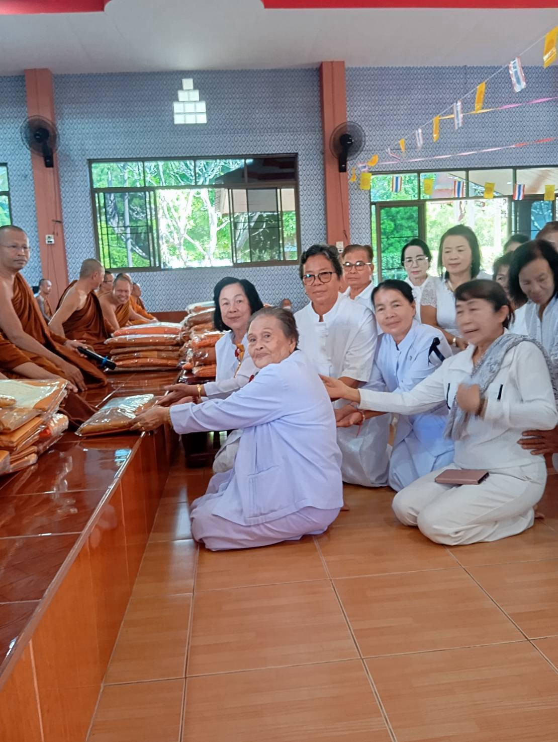 ภาพร่วมขบวนกฐินวัดสันติวราราม