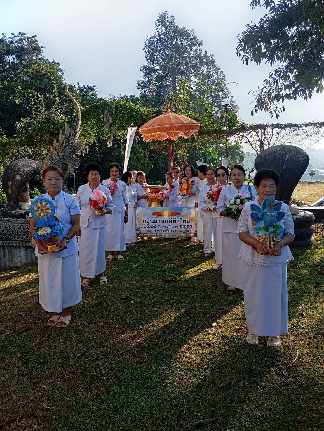 ภาพหมู่ถือพานถวายปัจจัยวัดสันติวราราม