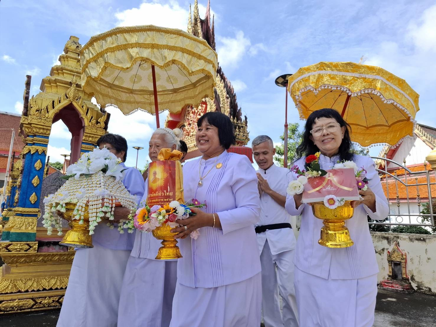 ภาพร่วมพิธีกรรมวัดมงคลรัตน์