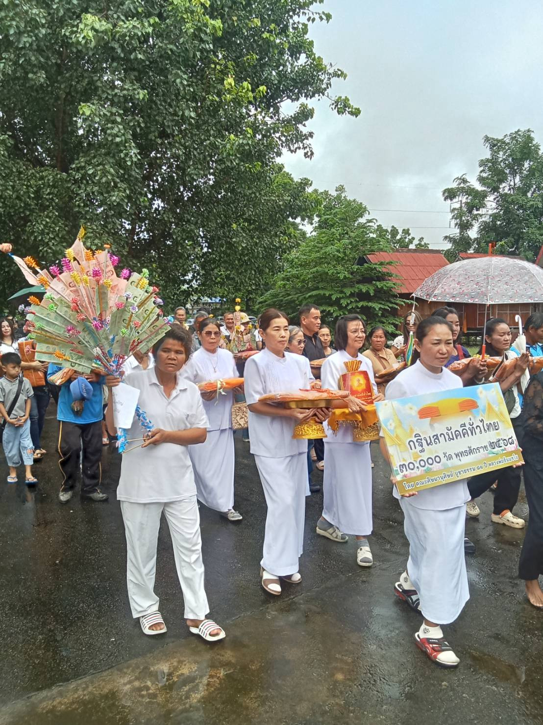 ภาพหมู่ถือพานถวายปัจจัยวัดเขามุสิการาม