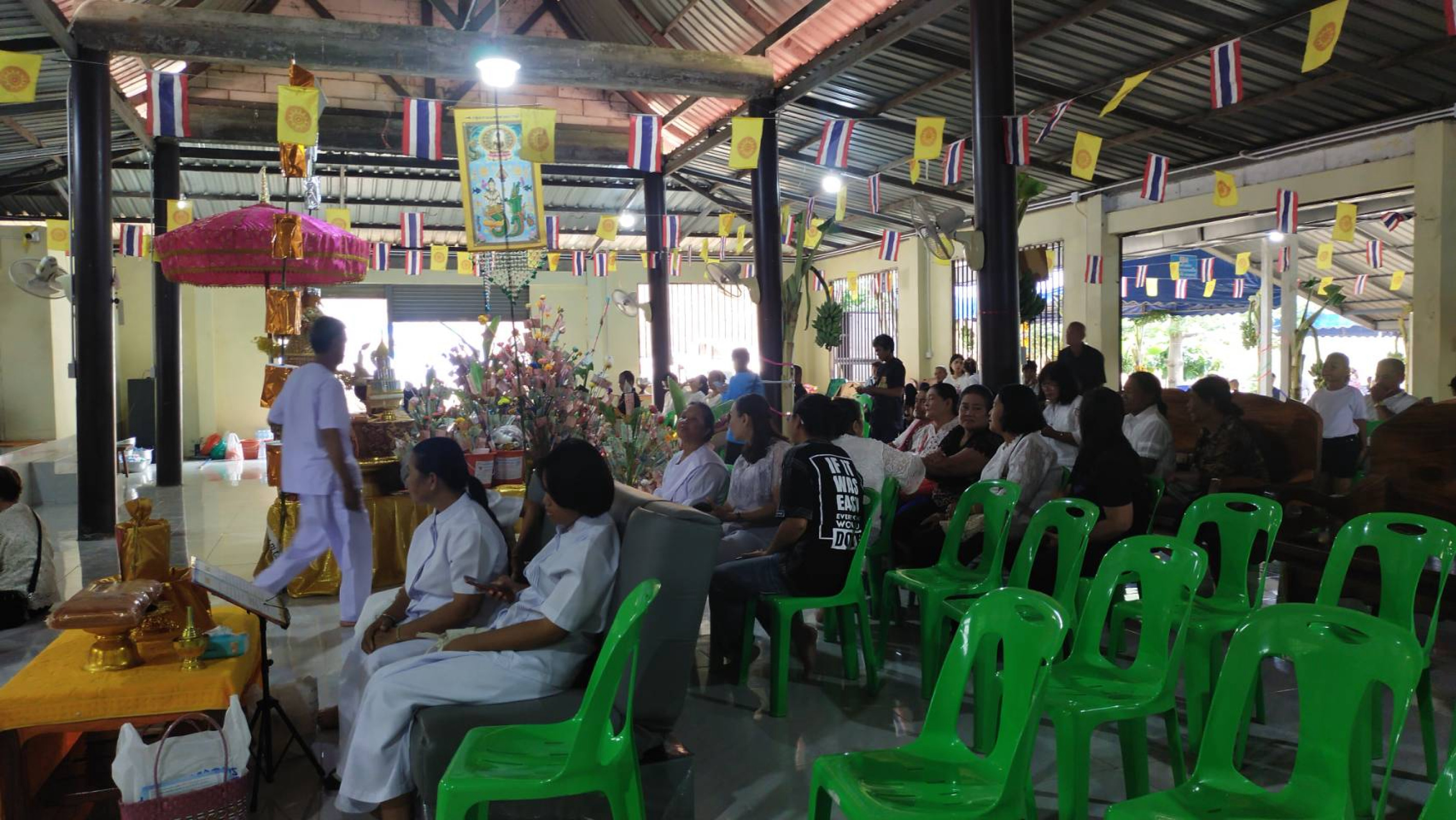 ภาพหมู่ถือพานถวายปัจจัยวัดเขารังวนาราม