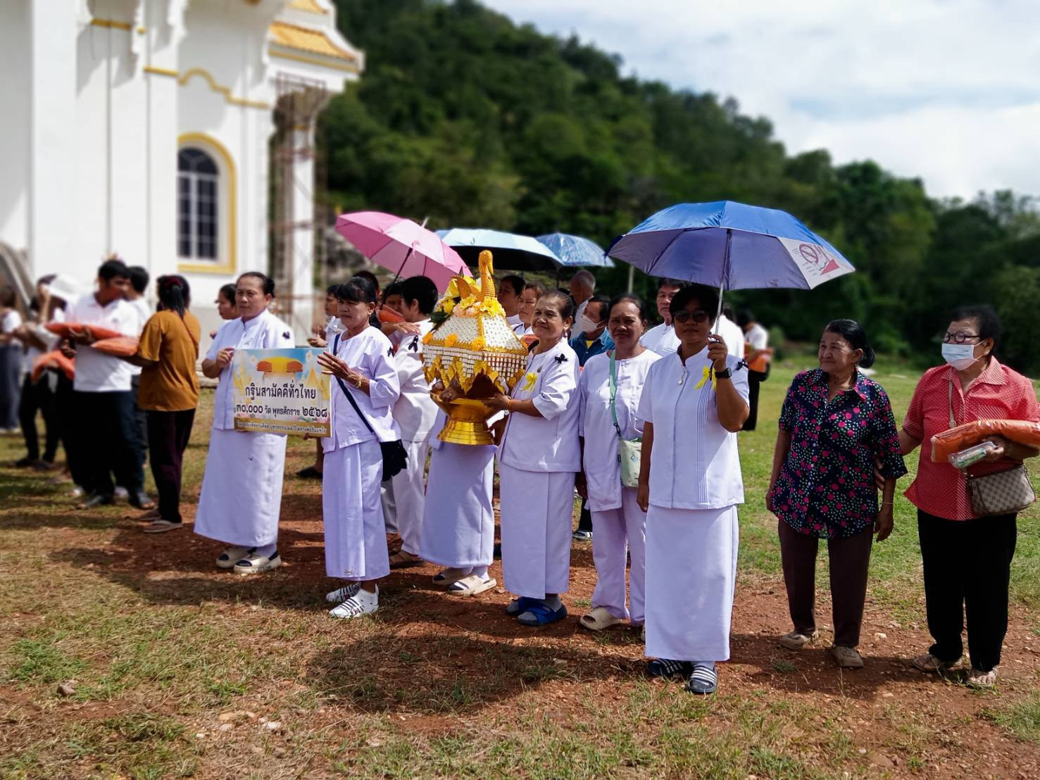 ภาพร่วมขบวนกฐินวัดช่องกลิ้ง