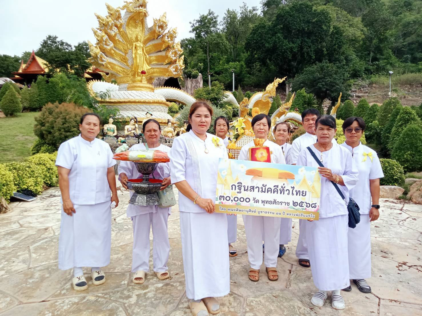 ภาพร่วมพิธีกรรมวัดช่องกลิ้ง