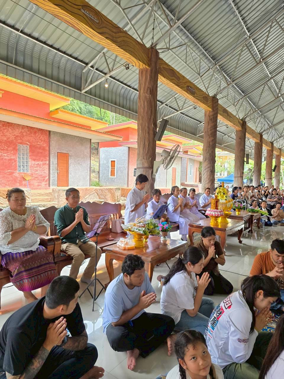 ภาพร่วมพิธีกรรมวัดช่องกลิ้ง