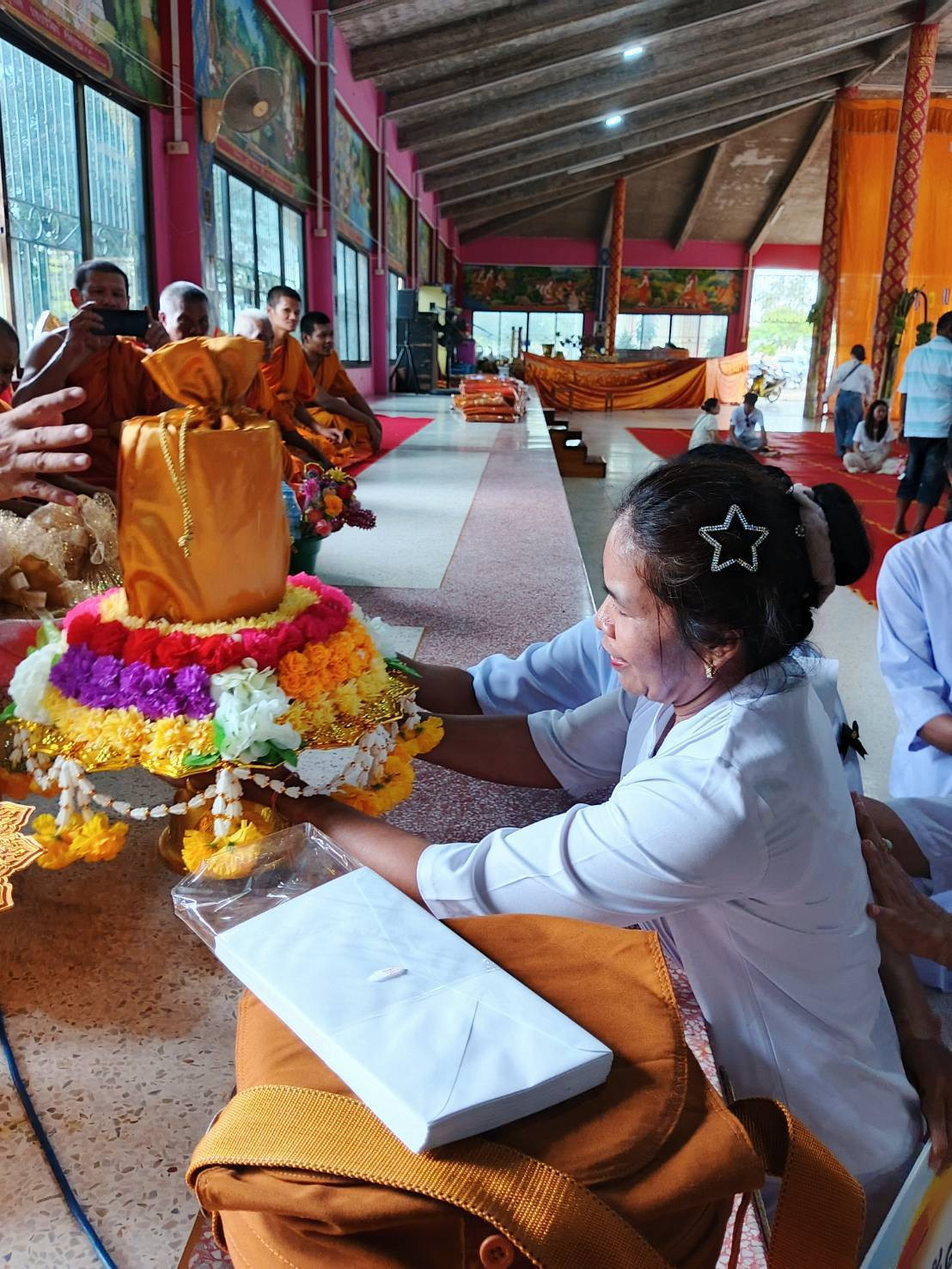 ภาพการถวายปัจจัยวัดหนองนกแก้ว