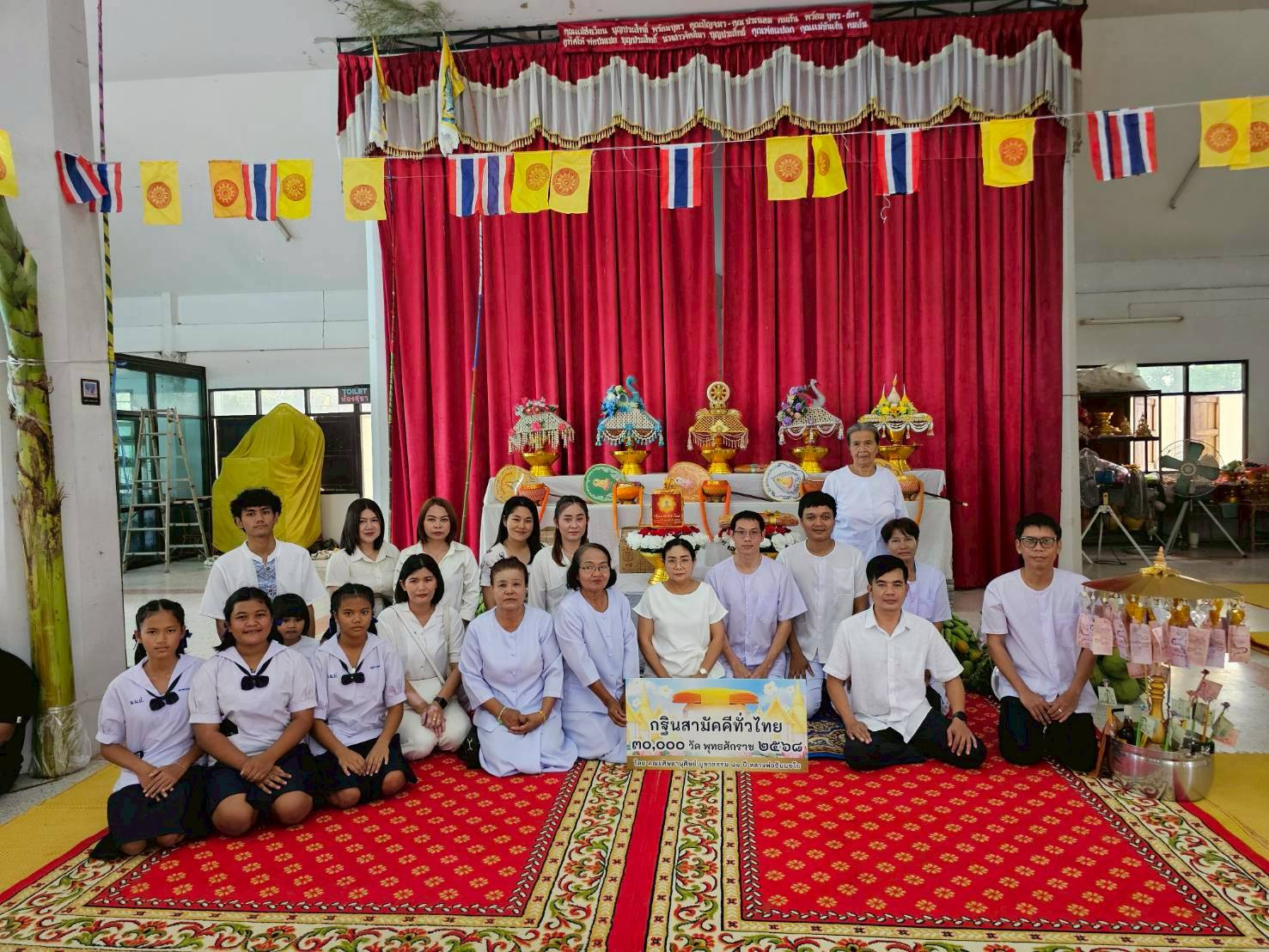 ภาพหมู่ถือพานถวายปัจจัยวัดตลุงเหนือ