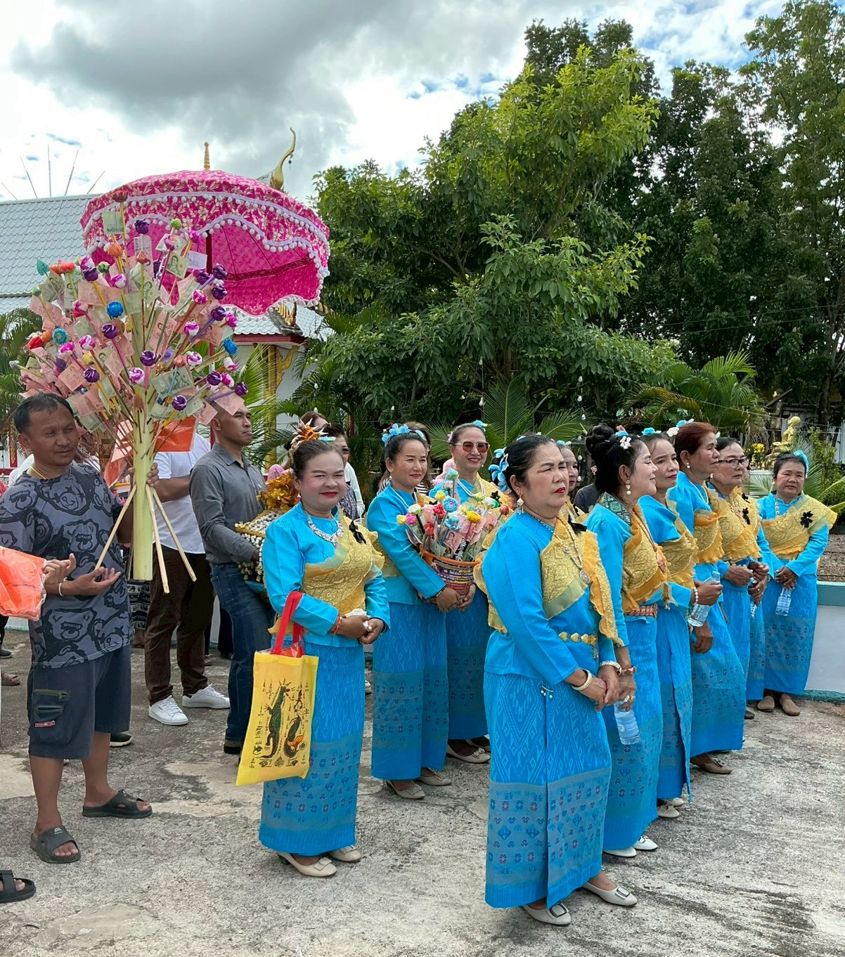 ภาพร่วมพิธีกรรมวัดเนินสว่างสามัคคีธรรม
