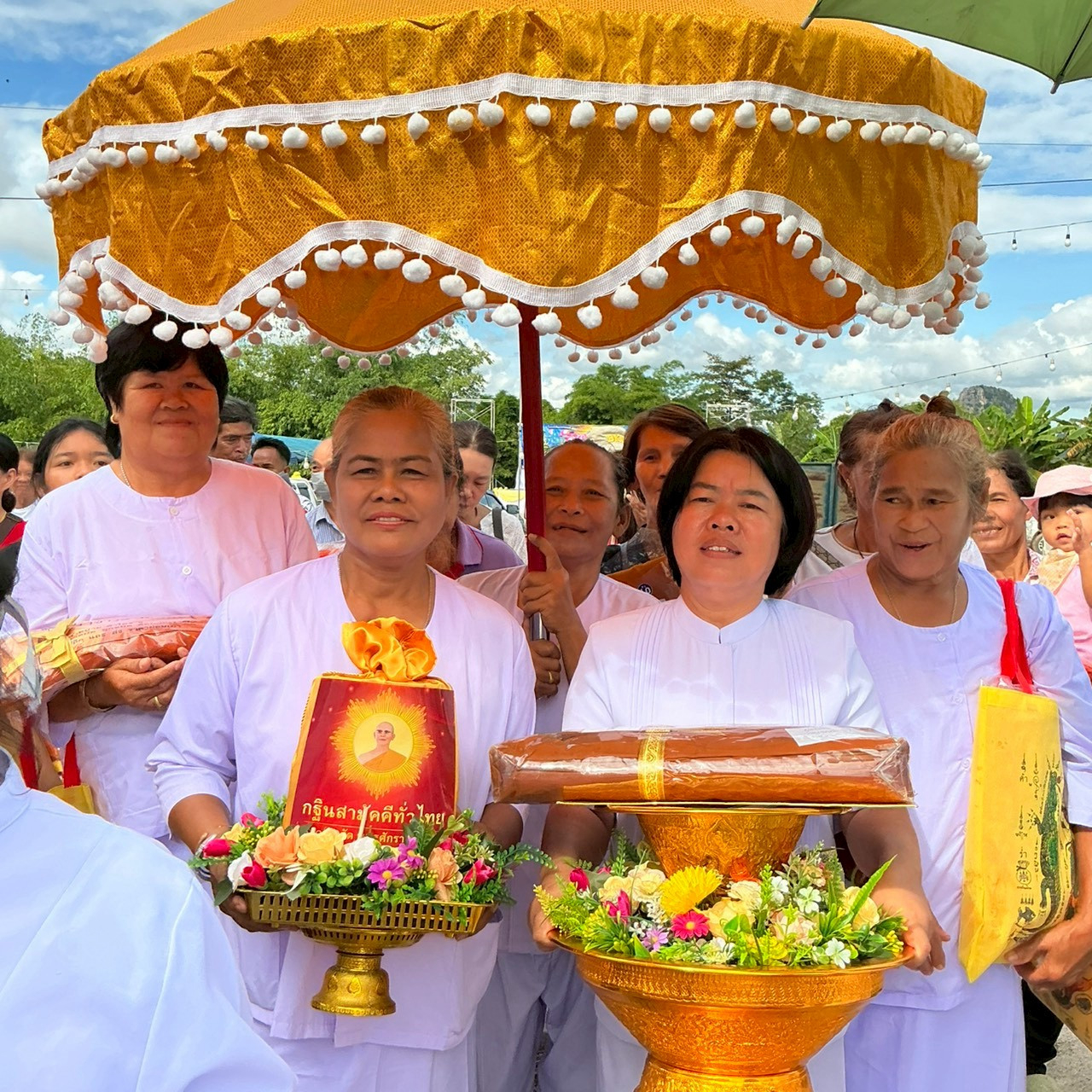 ภาพร่วมพิธีกรรมวัดเนินสว่างสามัคคีธรรม