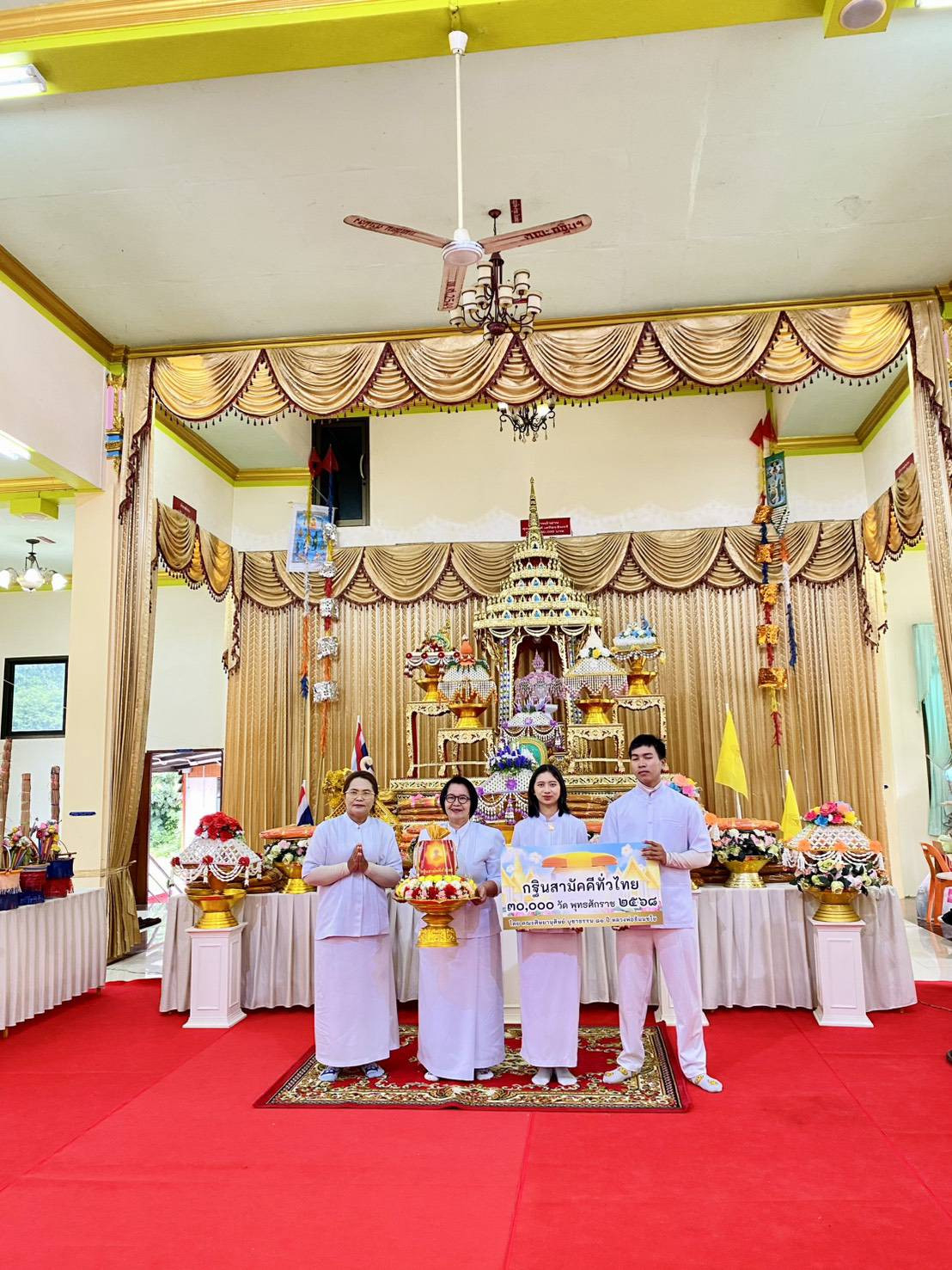 ภาพหมู่ถือพานถวายปัจจัยวัดเขาวงพระจันทร์