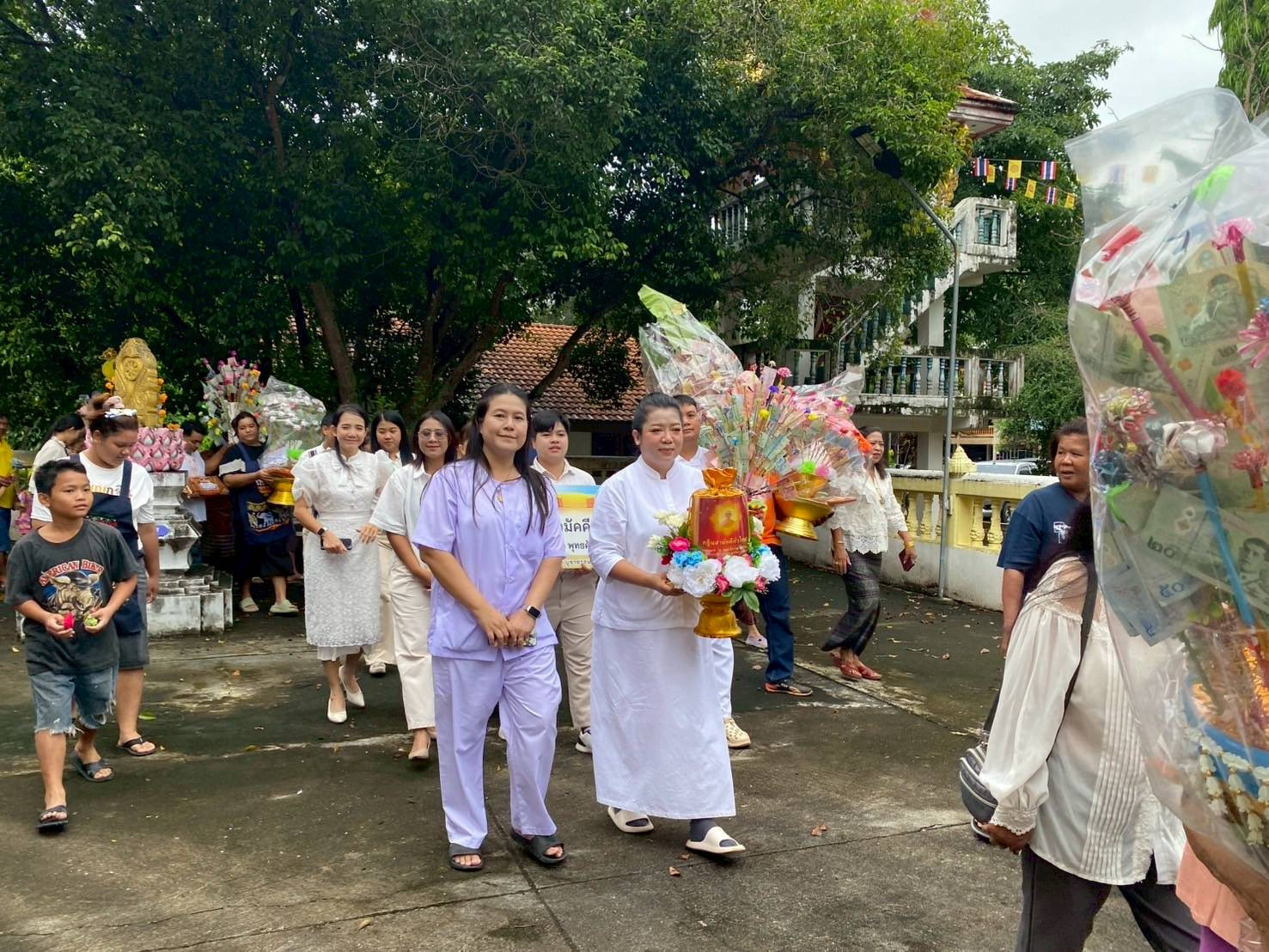 ภาพร่วมขบวนกฐินวัดน้ำตก