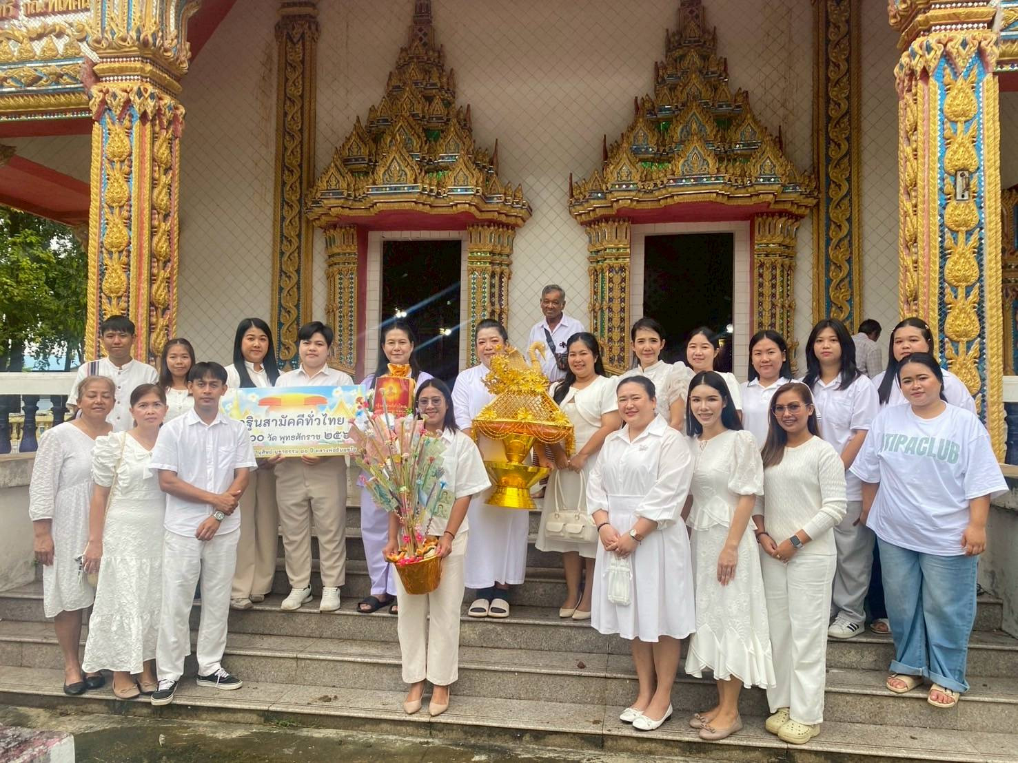 ภาพหมู่ถือพานถวายปัจจัยวัดน้ำตก