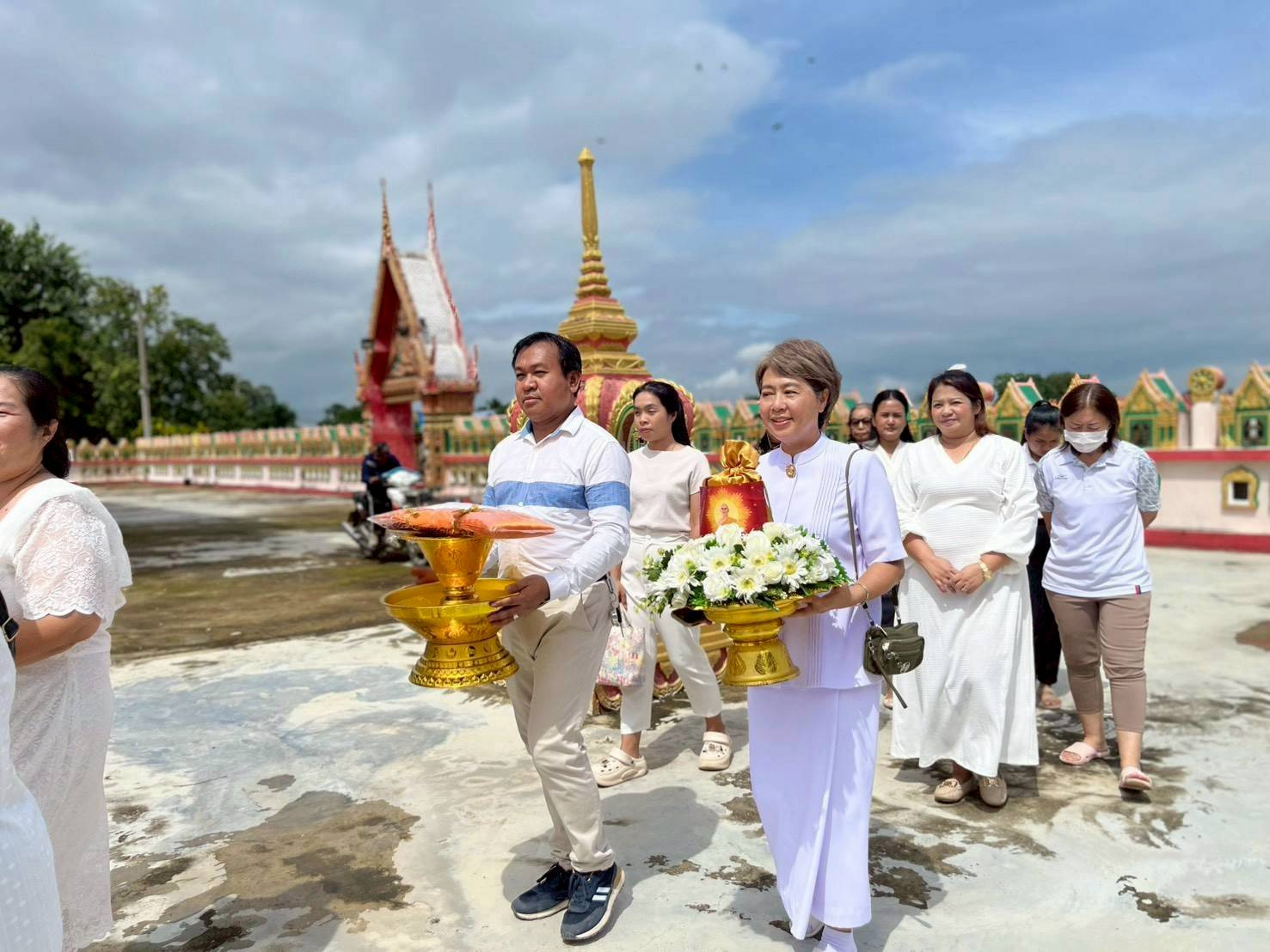 ภาพร่วมขบวนกฐินวัดกร่างทองราษฏร์บูรณะ