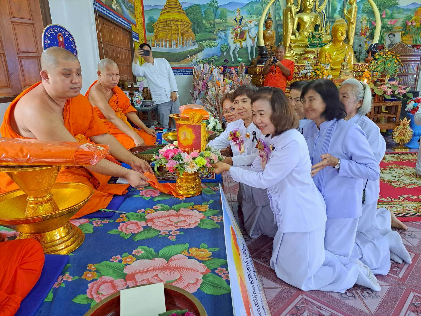 ภาพการถวายปัจจัยวัดทุ่งกว๋าว