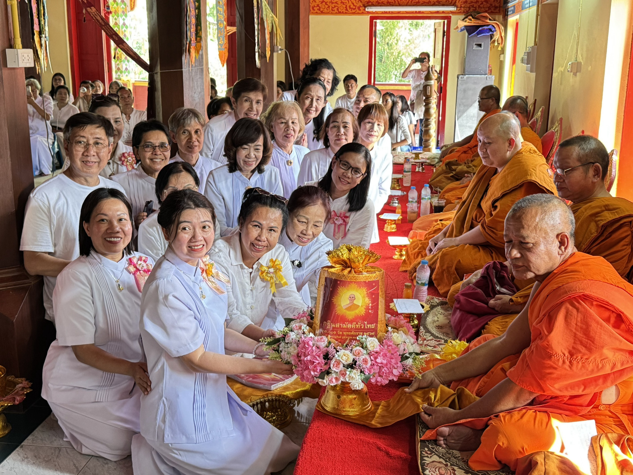 ภาพการถวายปัจจัยวัดสองแควสันติสุข