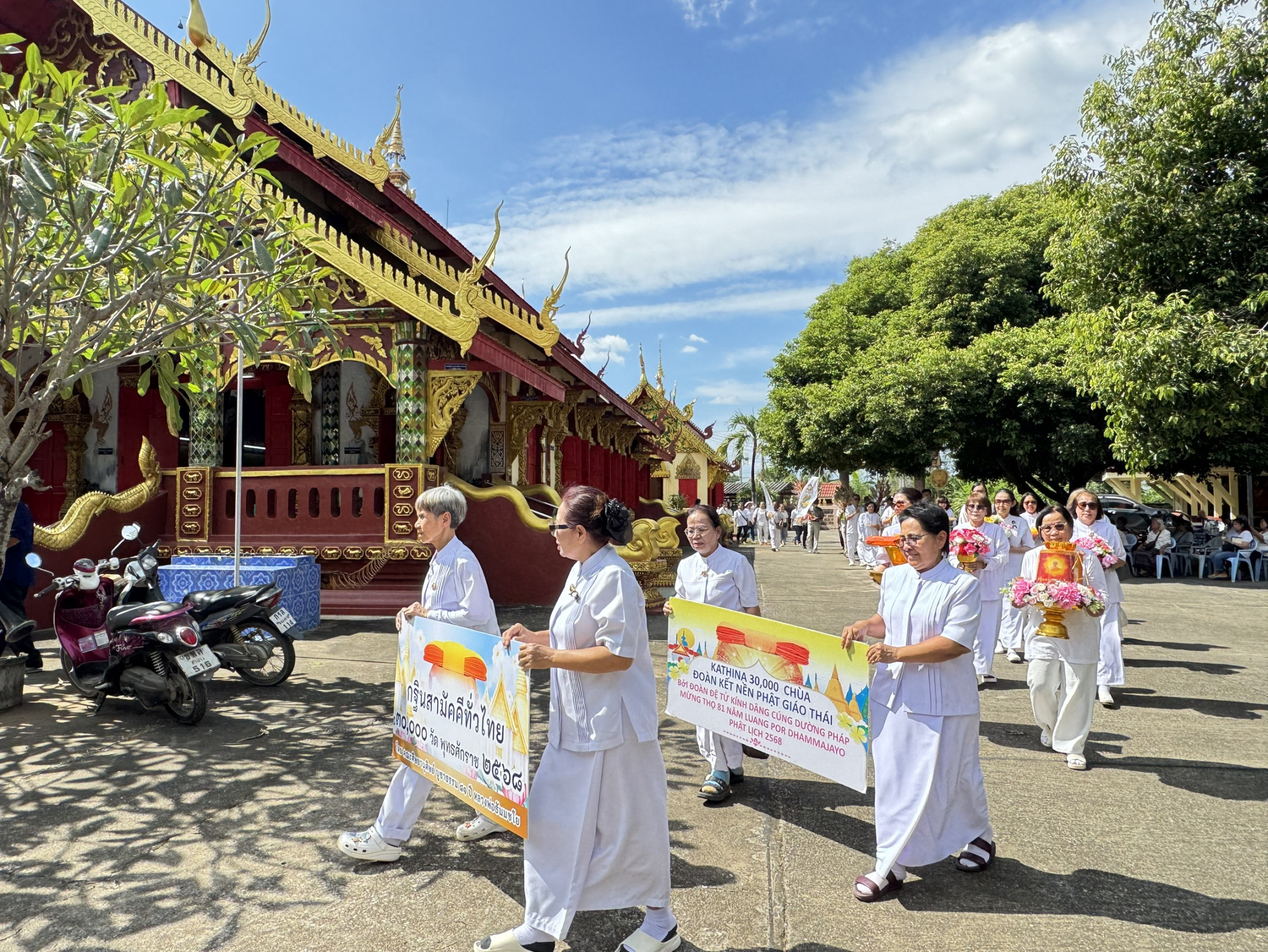 ภาพร่วมขบวนกฐินวัดสองแควสันติสุข
