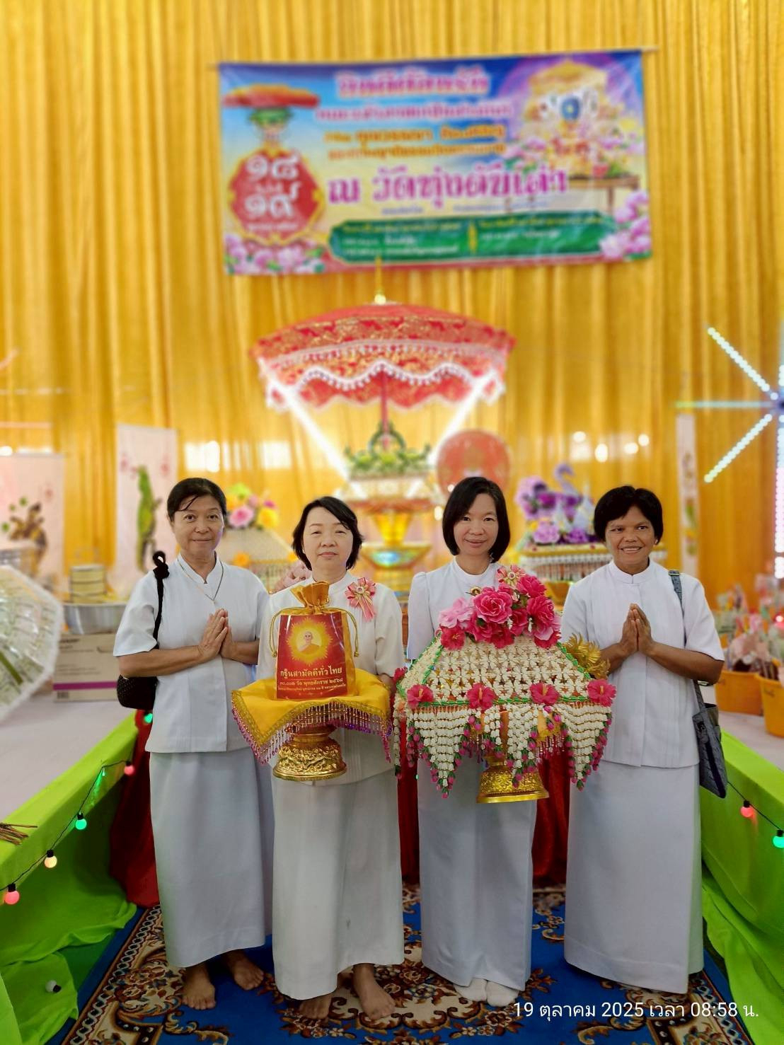 ภาพหมู่ถือพานถวายปัจจัยวัดทุ่งตับเต่า