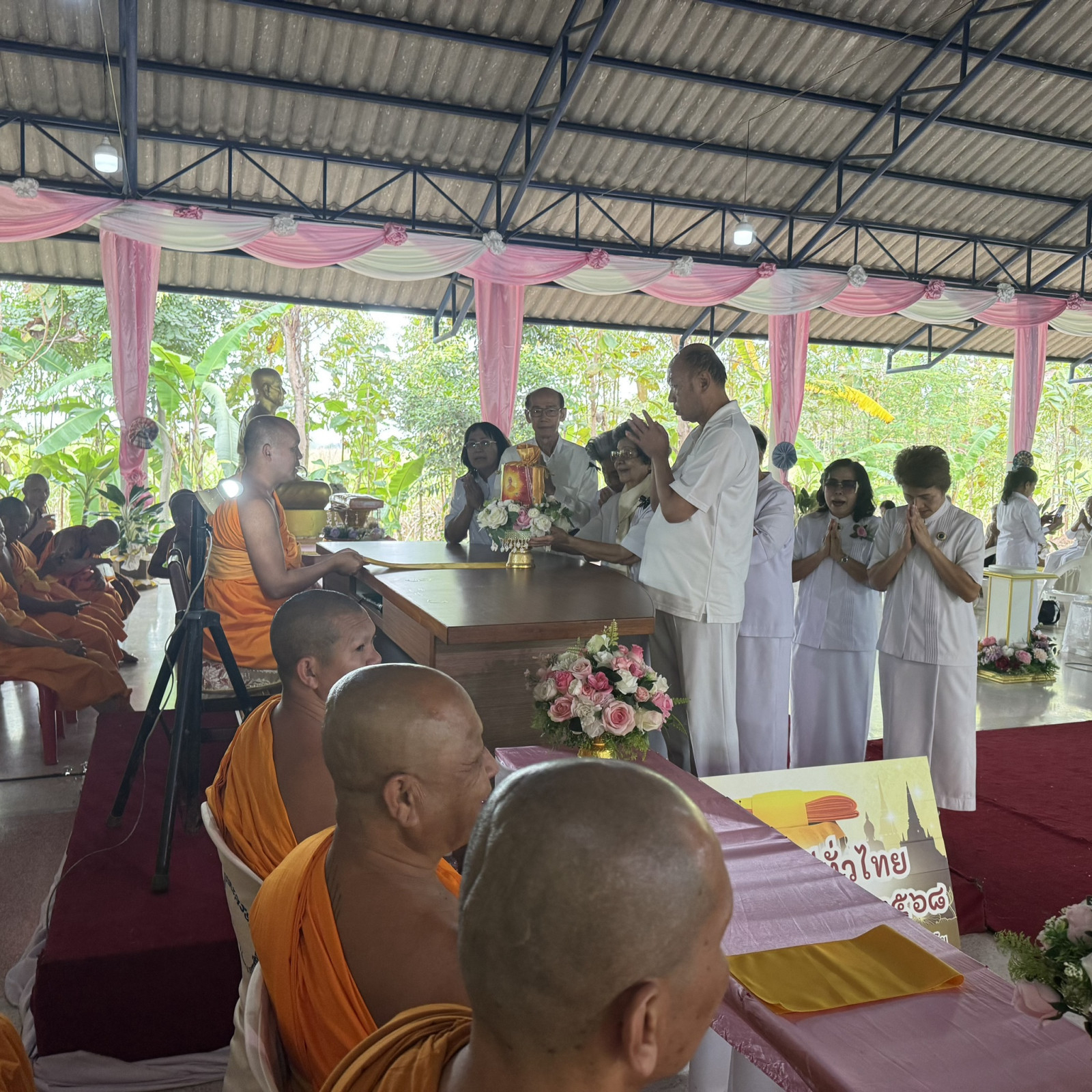 ภาพร่วมพิธีกรรมศูนย์ปฏิบัติธรรมแก้วจักราช