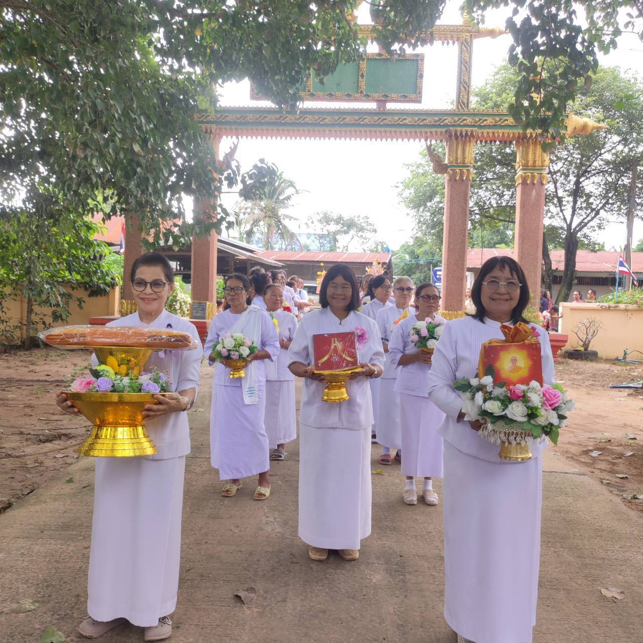 ภาพร่วมขบวนกฐินวัดหินโคนพัฒนา