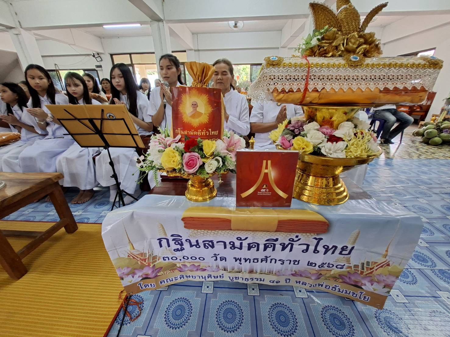 ภาพหมู่ถือพานถวายปัจจัยวัดหนองเต็ง