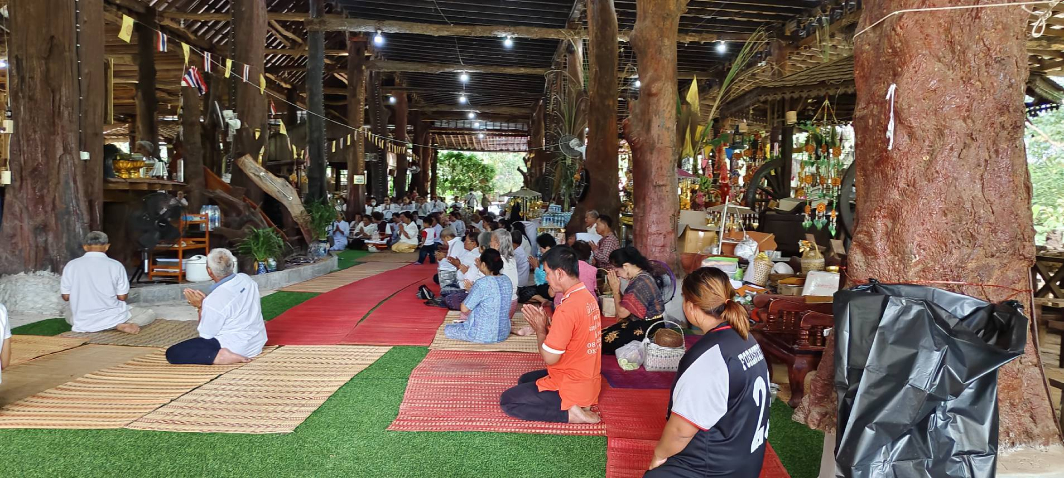 ภาพร่วมพิธีกรรมวัดป่าโพธิ์แสงธรรม