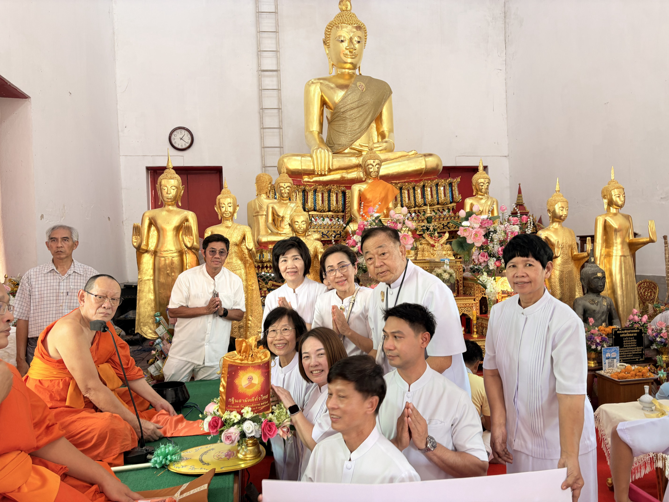 ภาพการถวายปัจจัยวัดครุฑ