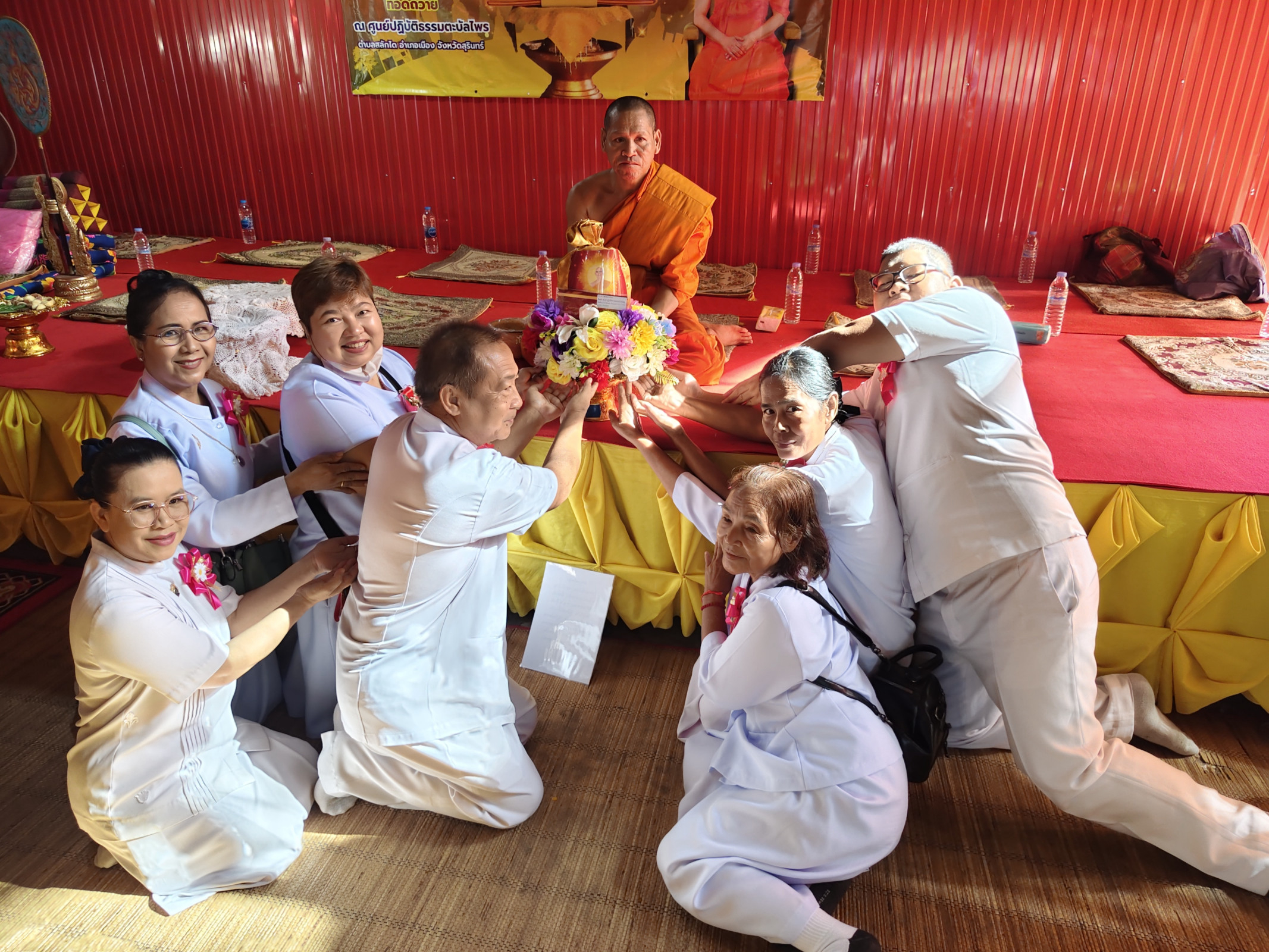 ภาพการถวายปัจจัยศูนย์ปฏิบัติธรรมตะบัลไพร