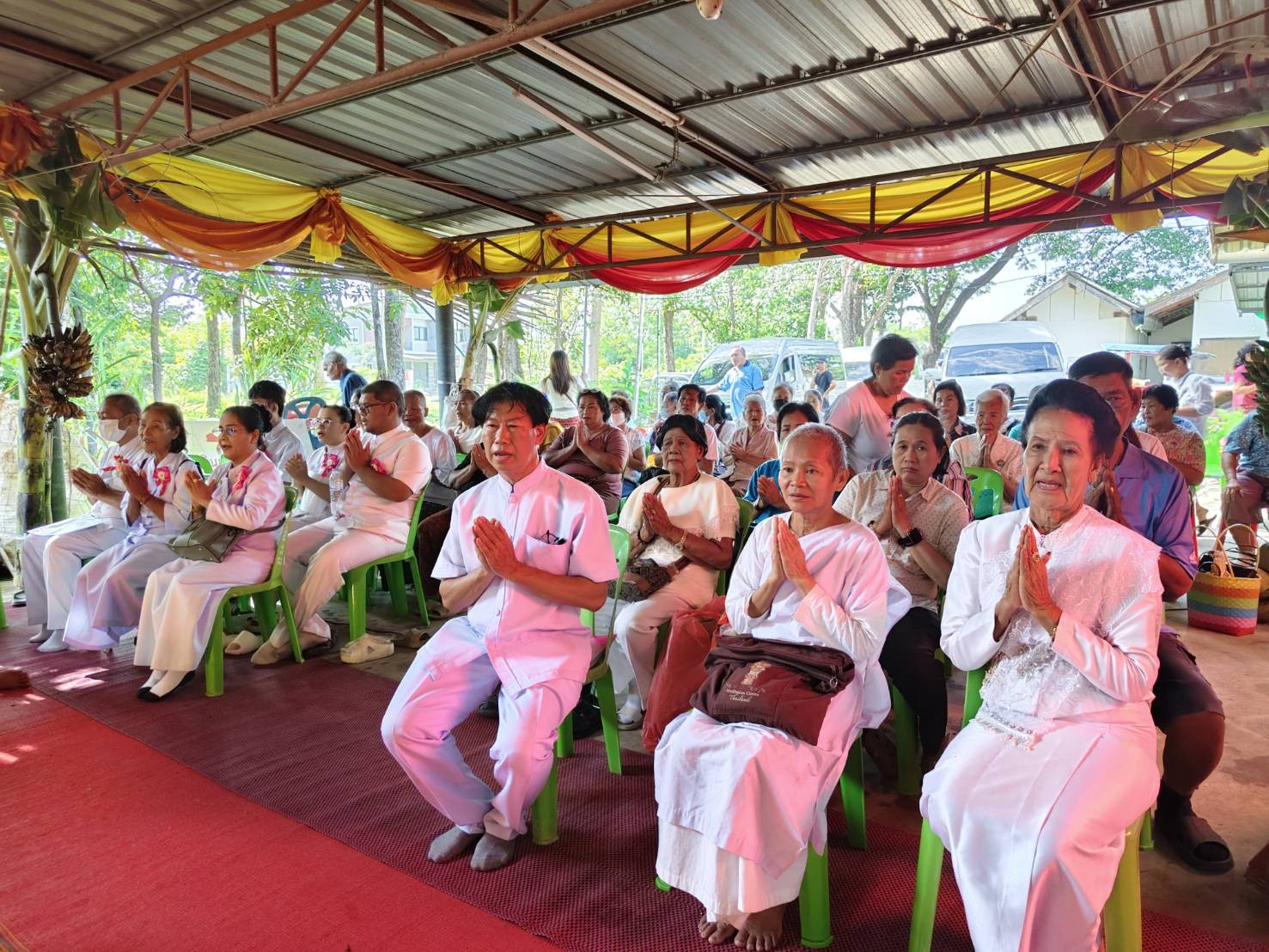 ภาพร่วมพิธีกรรมศูนย์ปฏิบัติธรรมตะบัลไพร