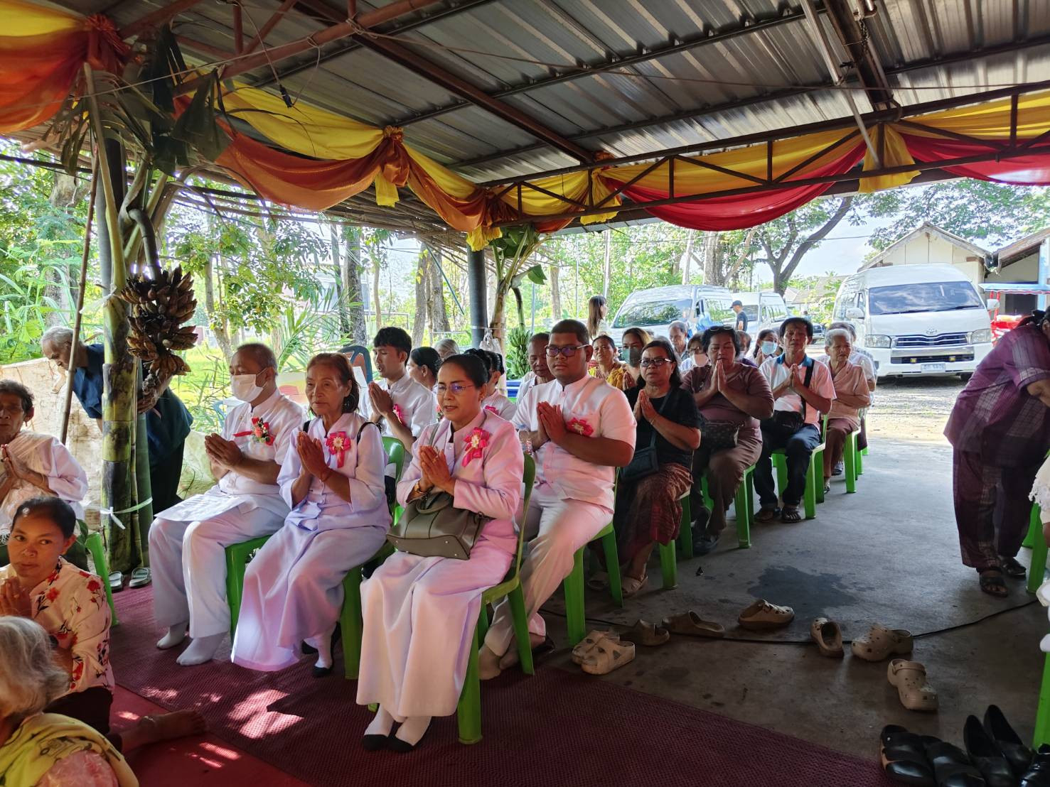 ภาพร่วมพิธีกรรมศูนย์ปฏิบัติธรรมตะบัลไพร